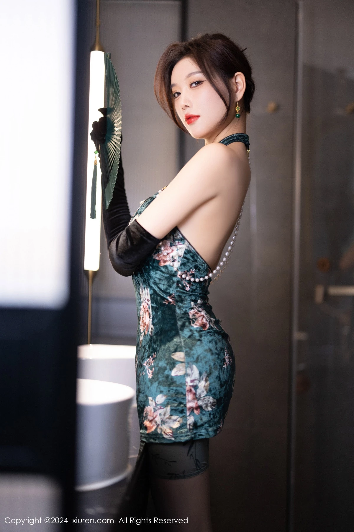 [[XiuRen秀人网]秀人网]No.9165_女神杨晨晨Yome性感古风旗袍服饰配超薄肉丝秀丰腴身姿诱惑写真83P