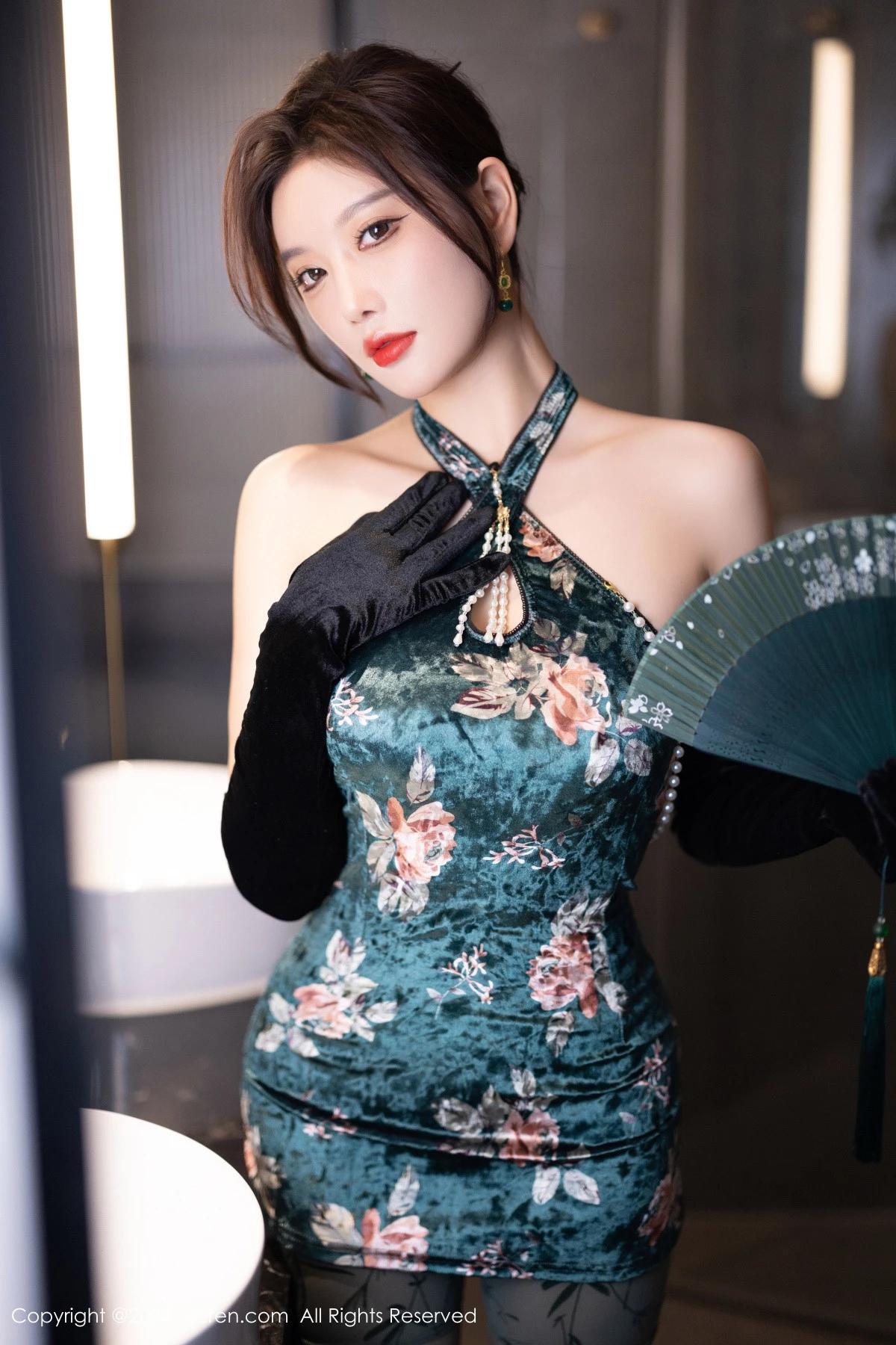 [[XiuRen秀人网]秀人网]No.9165_女神杨晨晨Yome性感古风旗袍服饰配超薄肉丝秀丰腴身姿诱惑写真83P