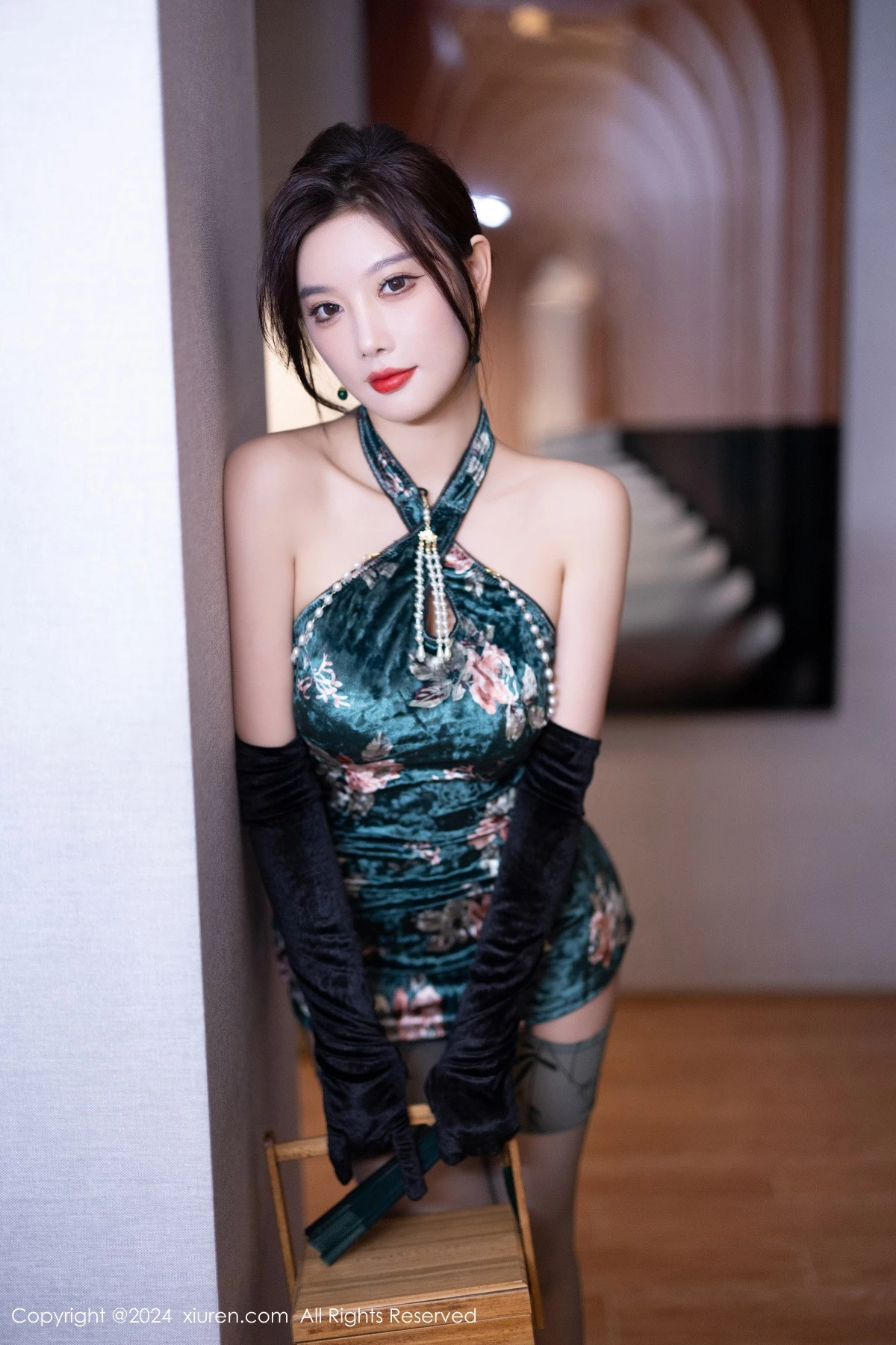 [[XiuRen秀人网]秀人网]No.9165_女神杨晨晨Yome性感古风旗袍服饰配超薄肉丝秀丰腴身姿诱惑写真83P