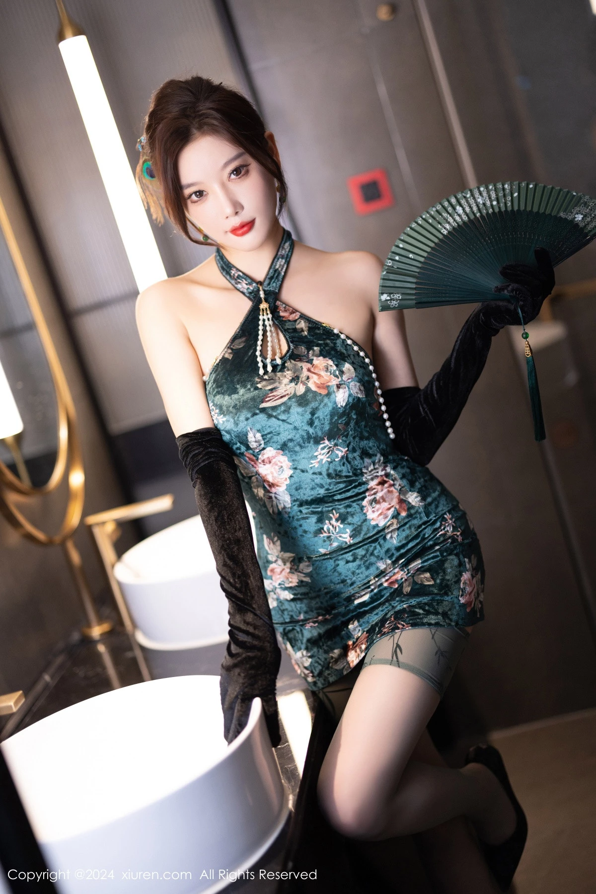 [[XiuRen秀人网]秀人网]No.9165_女神杨晨晨Yome性感古风旗袍服饰配超薄肉丝秀丰腴身姿诱惑写真83P