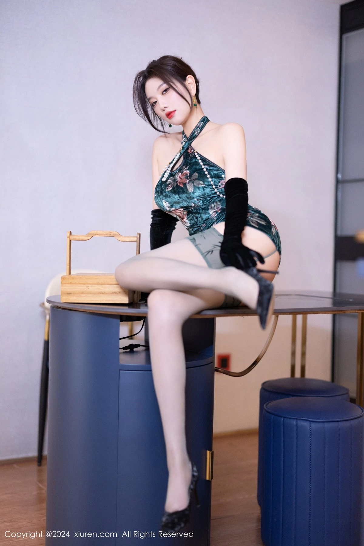 [[XiuRen秀人网]秀人网]No.9165_女神杨晨晨Yome性感古风旗袍服饰配超薄肉丝秀丰腴身姿诱惑写真83P