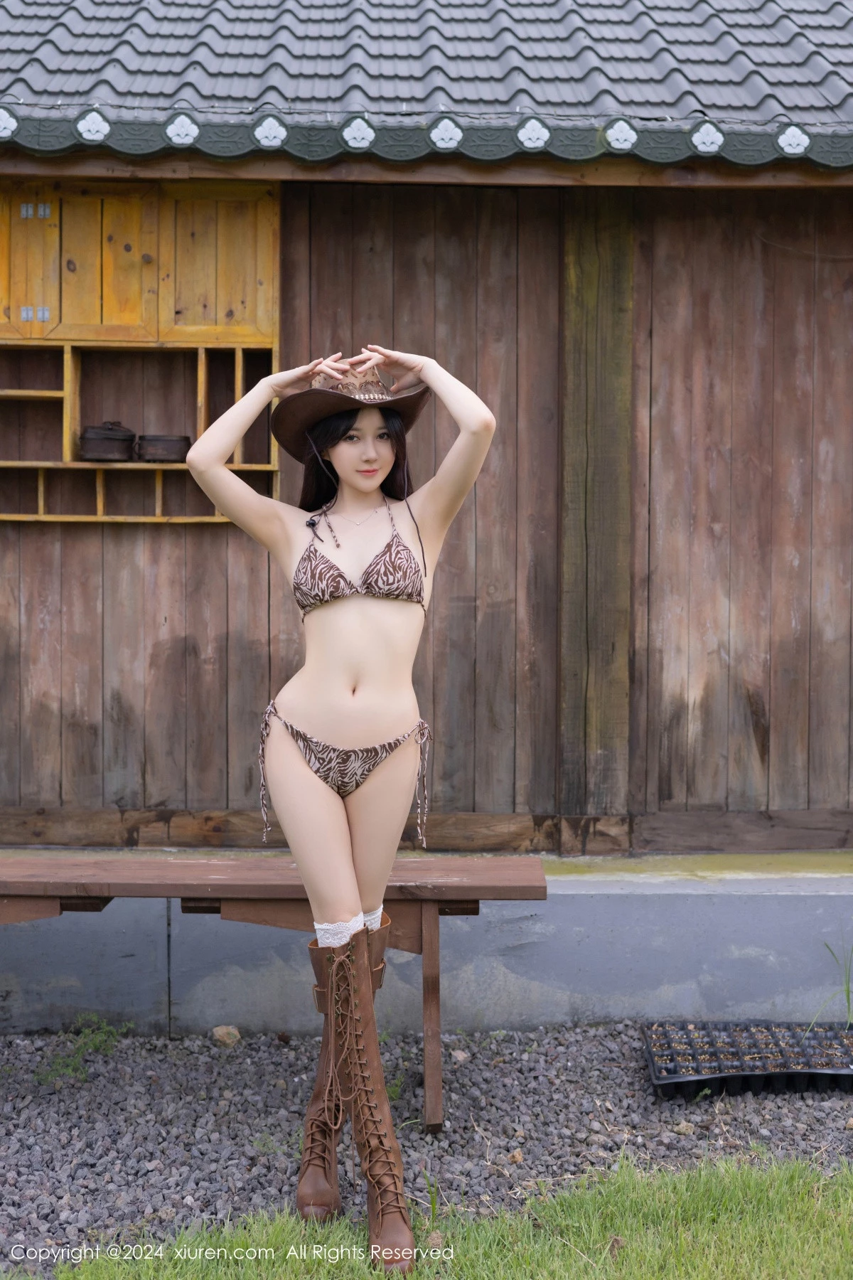 [[XiuRen秀人网]秀人网]No.9166_模特鱼子酱Fish性感内衣配超短牛仔裤露白丝袜秀完美身材诱惑写真80P