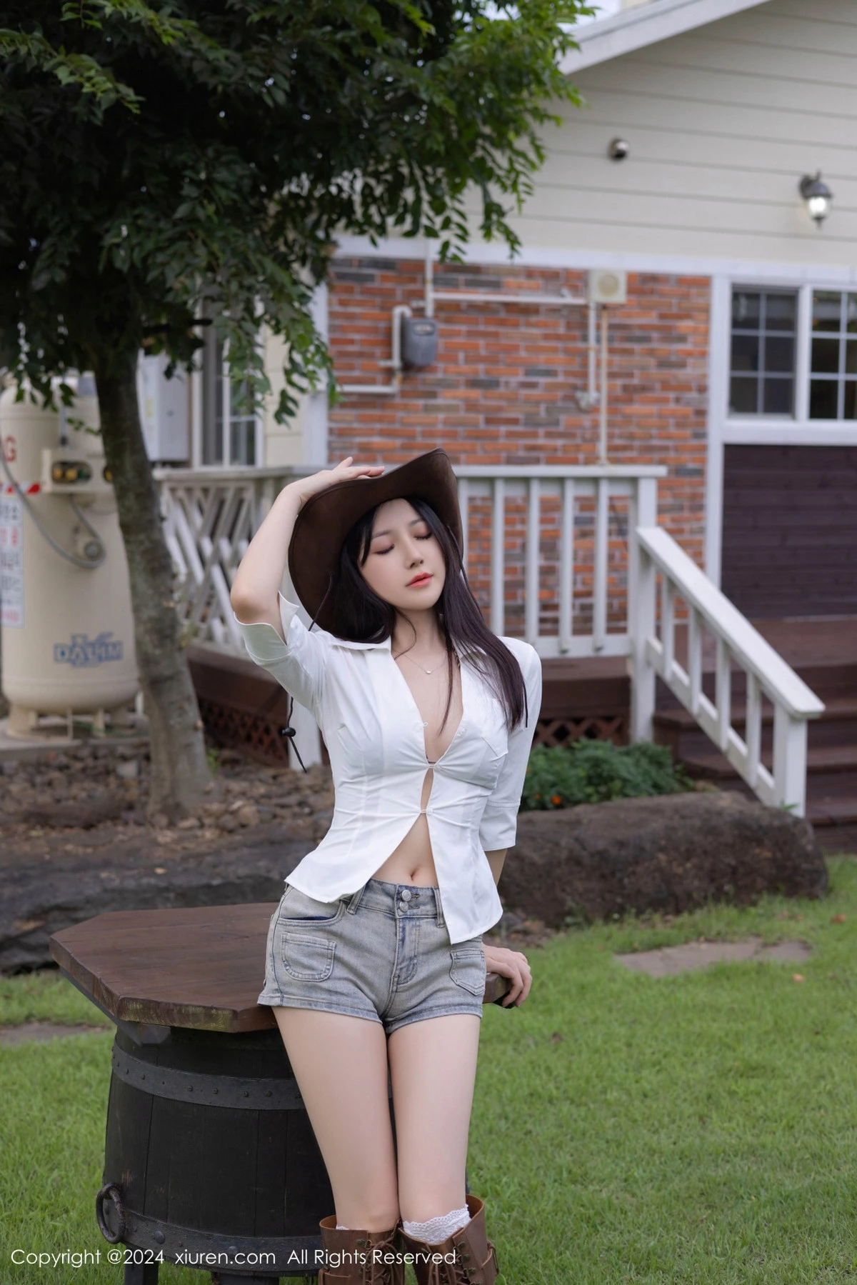 [[XiuRen秀人网]秀人网]No.9166_模特鱼子酱Fish性感内衣配超短牛仔裤露白丝袜秀完美身材诱惑写真80P