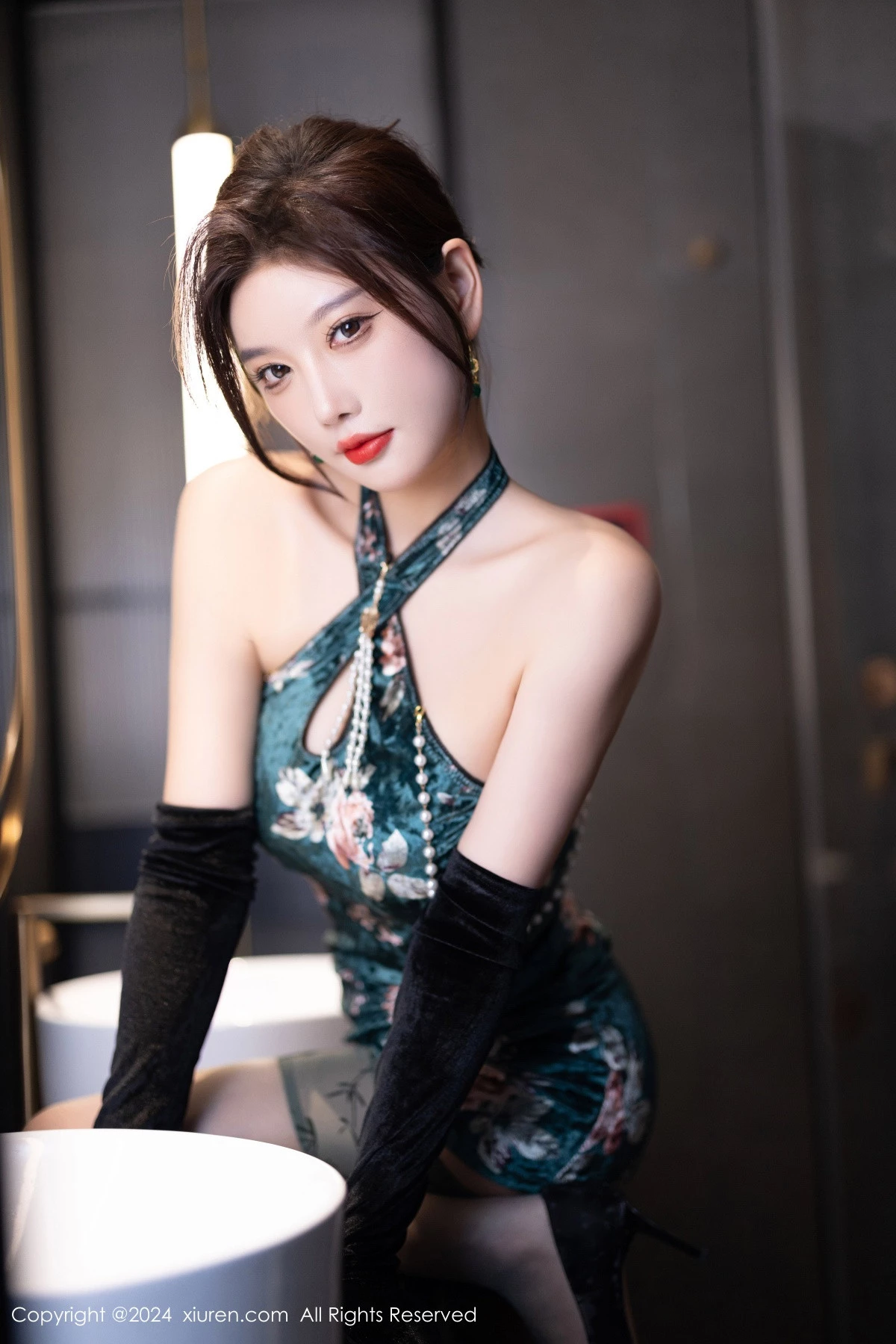 [[XiuRen秀人网]秀人网]No.9165_女神杨晨晨Yome性感古风旗袍服饰配超薄肉丝秀丰腴身姿诱惑写真83P