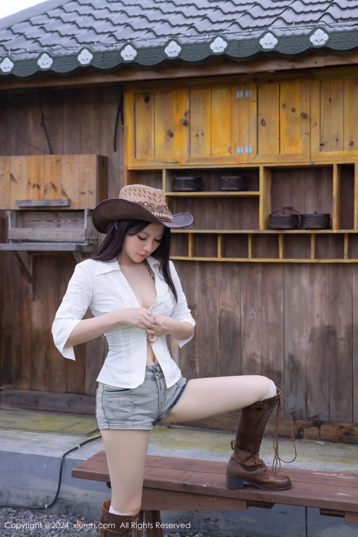 [[XiuRen秀人网]秀人网]No.9166_模特鱼子酱Fish性感内衣配超短牛仔裤露白丝袜秀完美身材诱惑写真80P