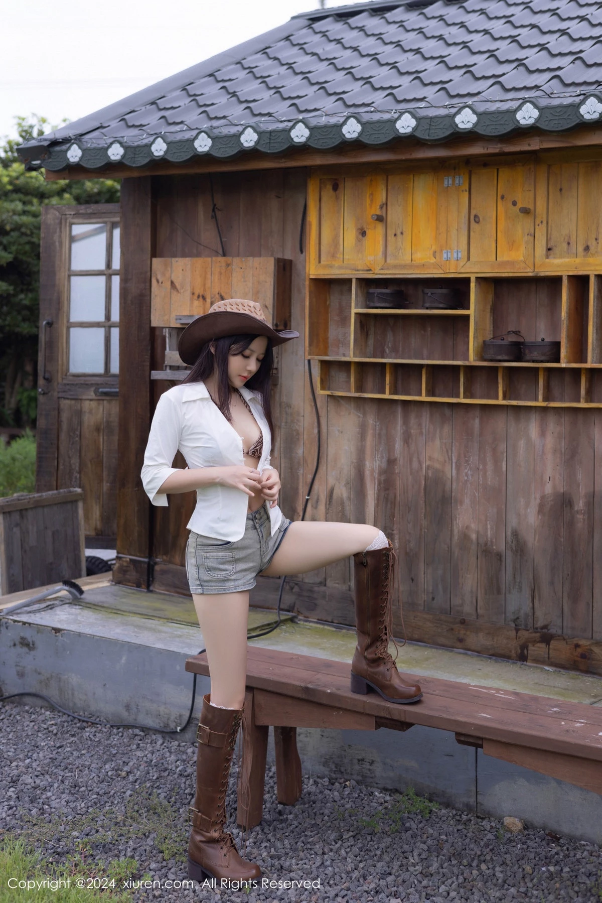 [[XiuRen秀人网]秀人网]No.9166_模特鱼子酱Fish性感内衣配超短牛仔裤露白丝袜秀完美身材诱惑写真80P