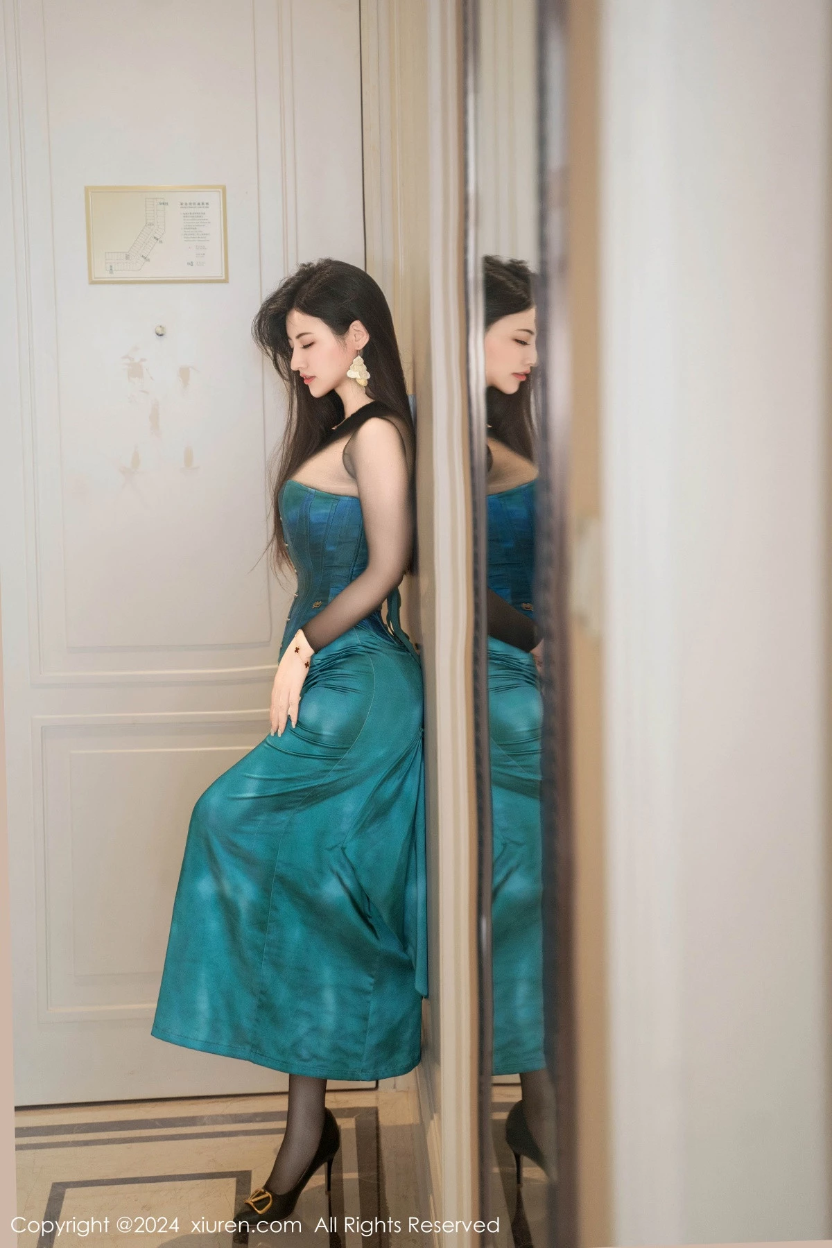 [[XiuRen秀人网]秀人网]No.9039_模特诗诗kiki性感翠绿色短裙露黑色轻透上衣配黑丝吊袜魅惑写真134P