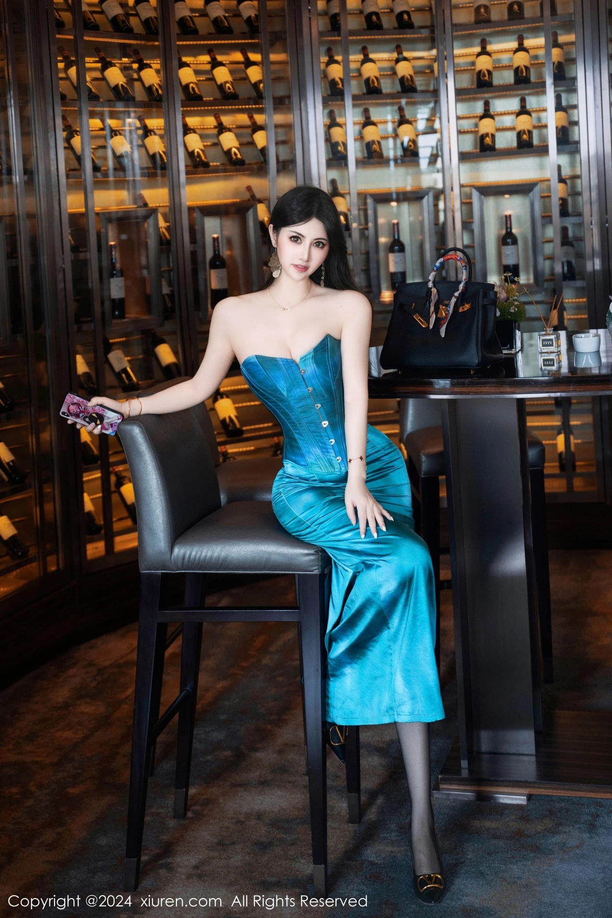 [[XiuRen秀人网]秀人网]No.9039_模特诗诗kiki性感翠绿色短裙露黑色轻透上衣配黑丝吊袜魅惑写真134P