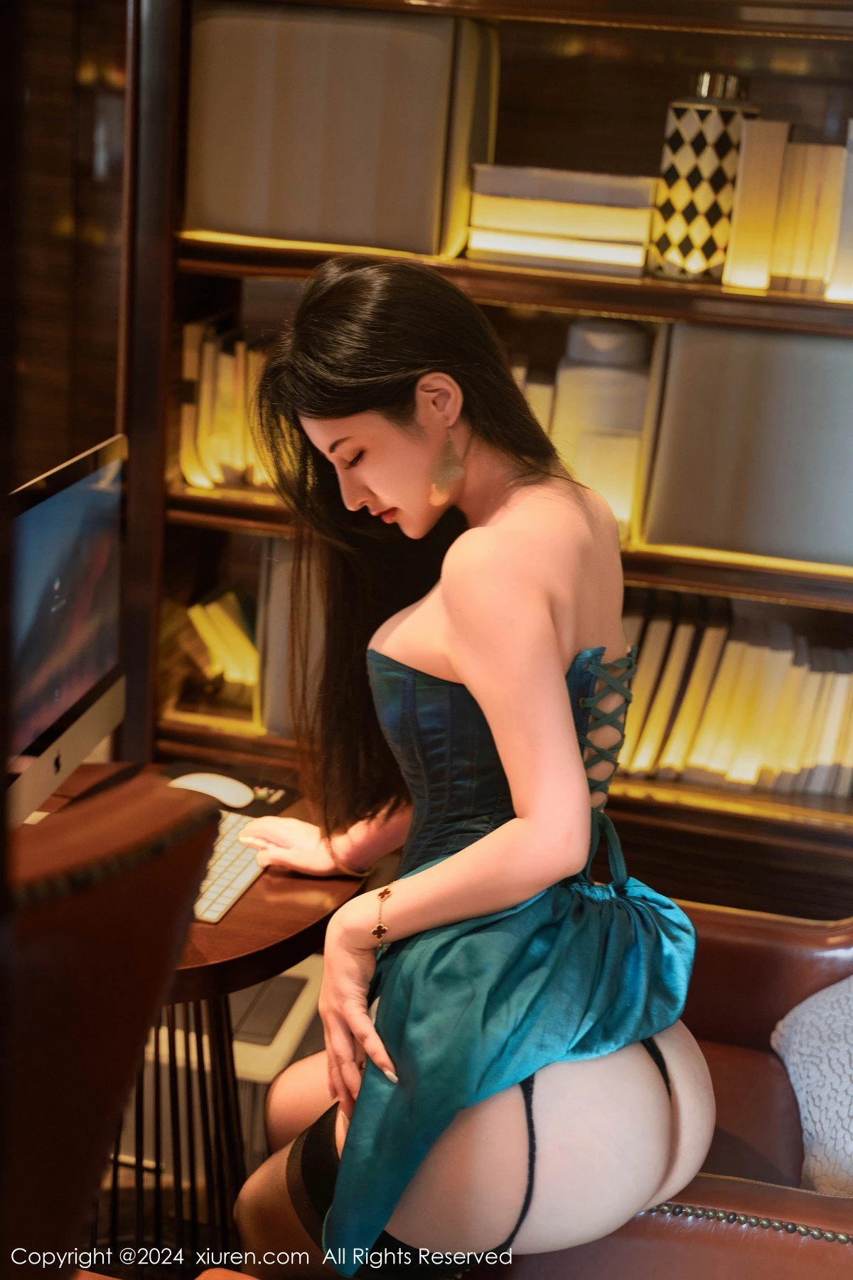 [[XiuRen秀人网]秀人网]No.9039_模特诗诗kiki性感翠绿色短裙露黑色轻透上衣配黑丝吊袜魅惑写真134P