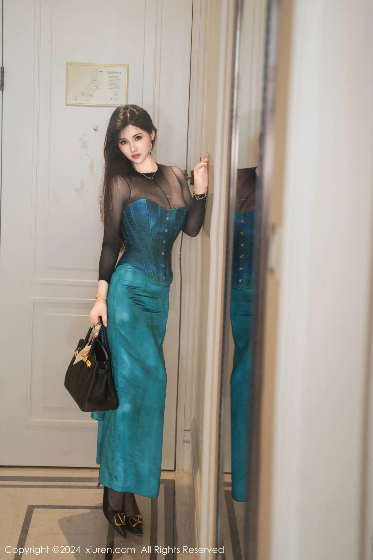 [[XiuRen秀人网]秀人网]No.9039_模特诗诗kiki性感翠绿色短裙露黑色轻透上衣配黑丝吊袜魅惑写真134P