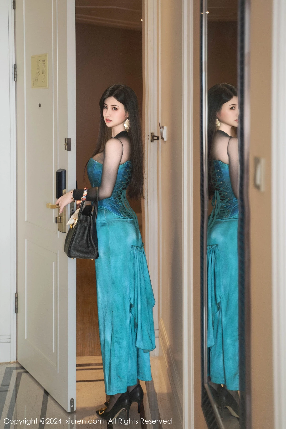[[XiuRen秀人网]秀人网]No.9039_模特诗诗kiki性感翠绿色短裙露黑色轻透上衣配黑丝吊袜魅惑写真134P