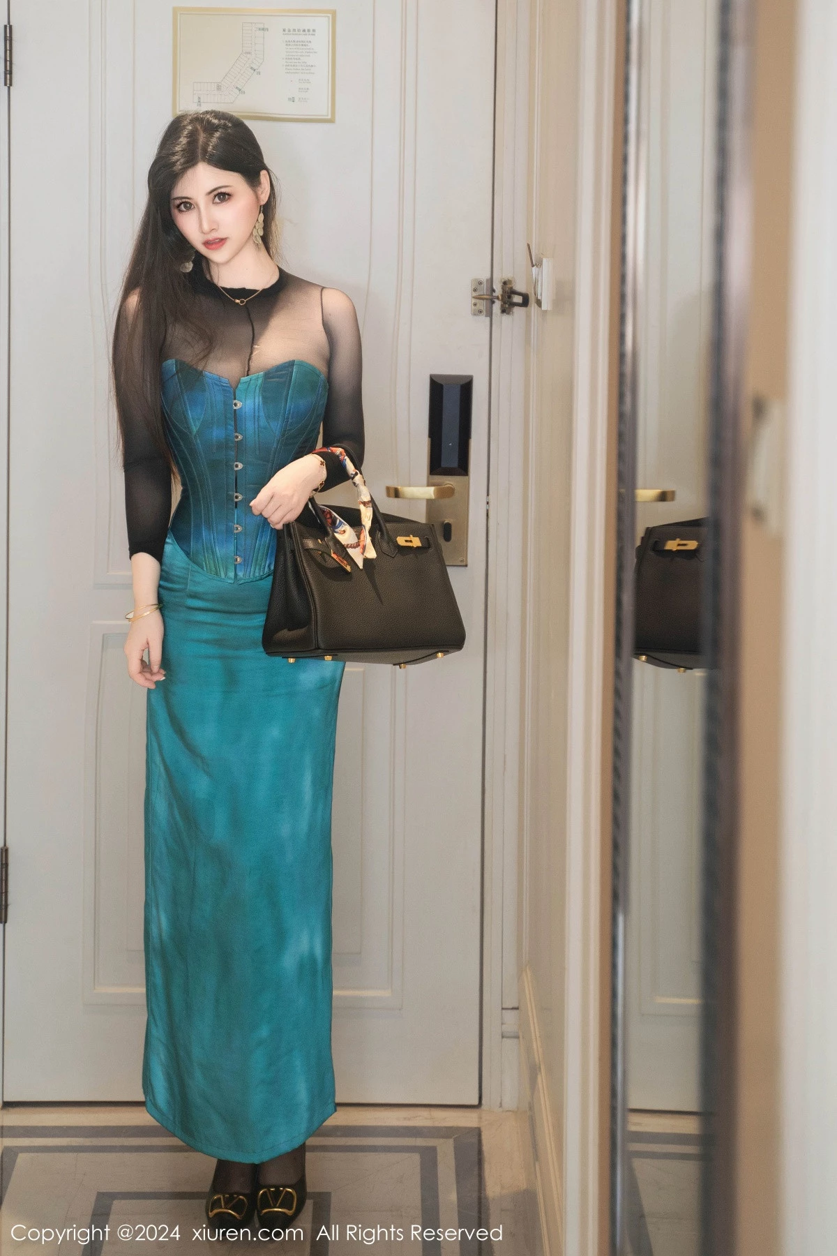 [[XiuRen秀人网]秀人网]No.9039_模特诗诗kiki性感翠绿色短裙露黑色轻透上衣配黑丝吊袜魅惑写真134P