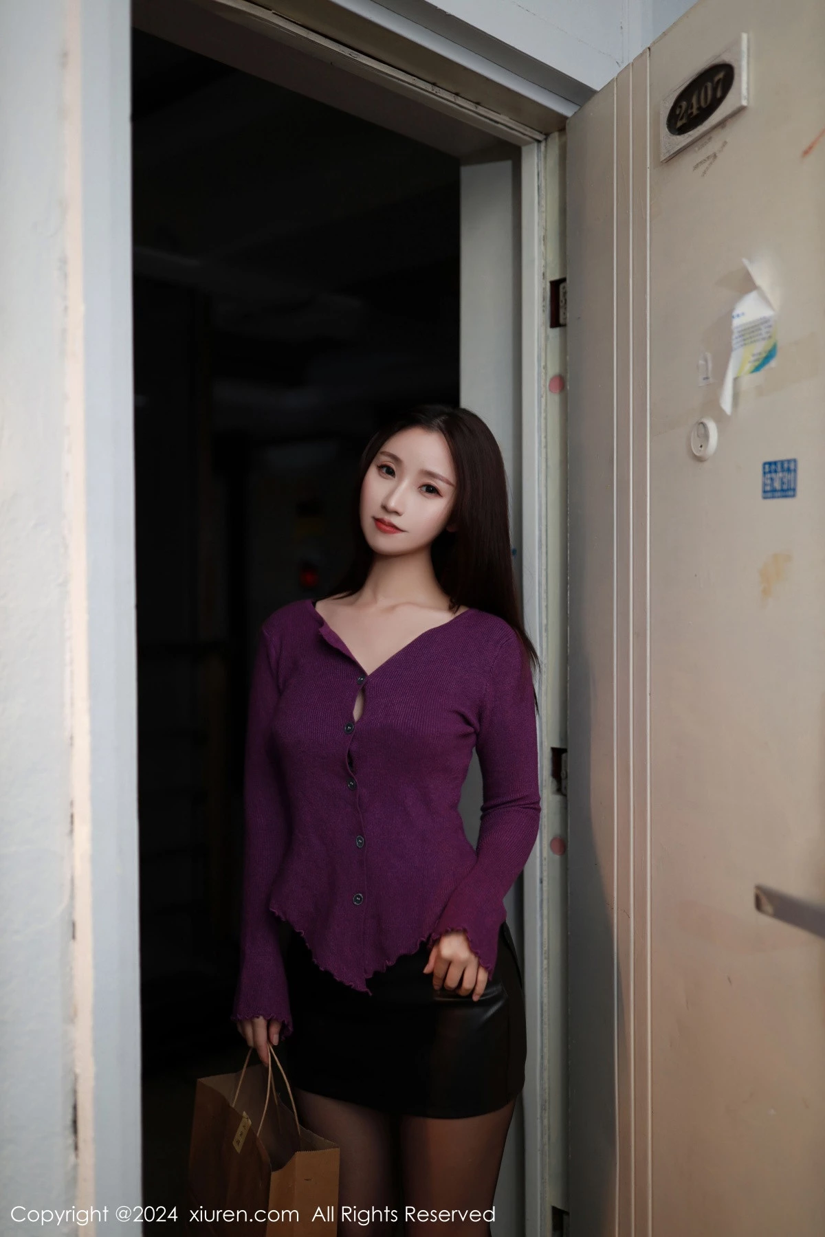 [[XiuRen秀人网]秀人网]No.9046_模特杏子Yada寝室场景性感黑色蕾丝内衣配超薄黑丝极致魅惑写真85P