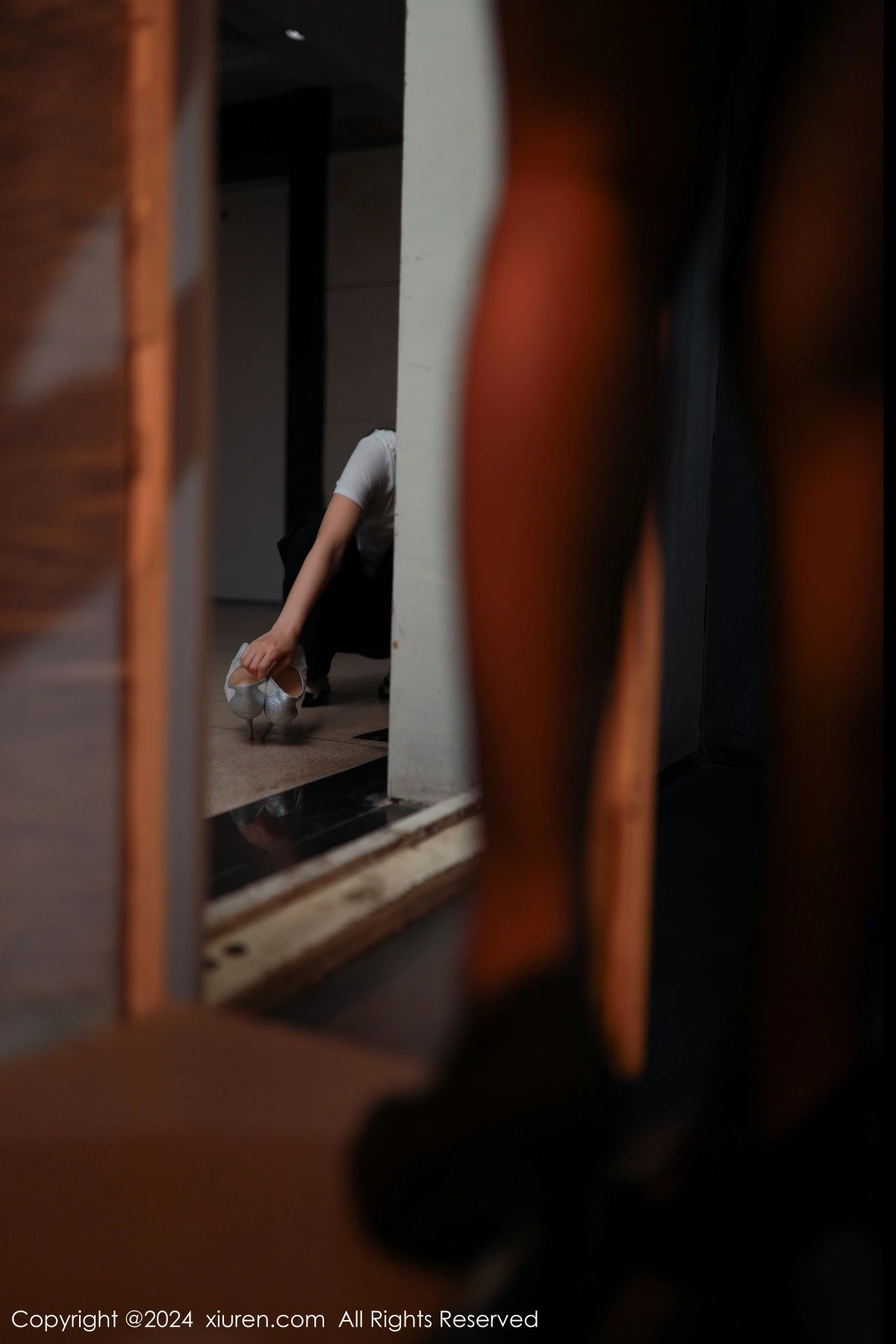 [[XiuRen秀人网]秀人网]No.9046_模特杏子Yada寝室场景性感黑色蕾丝内衣配超薄黑丝极致魅惑写真85P