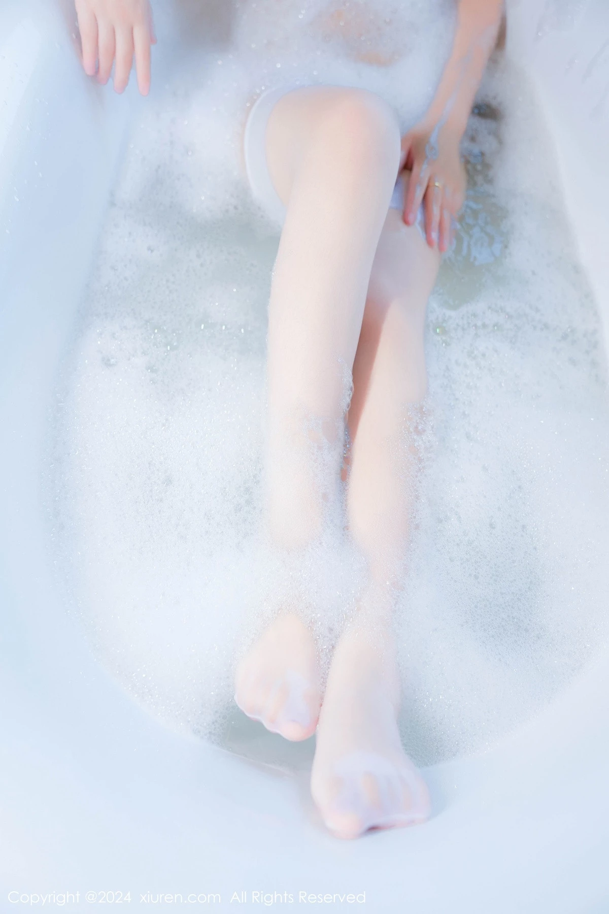 [[XiuRen秀人网]秀人网]No.9052_新人模特姚若兮vay浅粉色薄纱服饰配白丝袜泡泡浴湿身诱惑写真54P