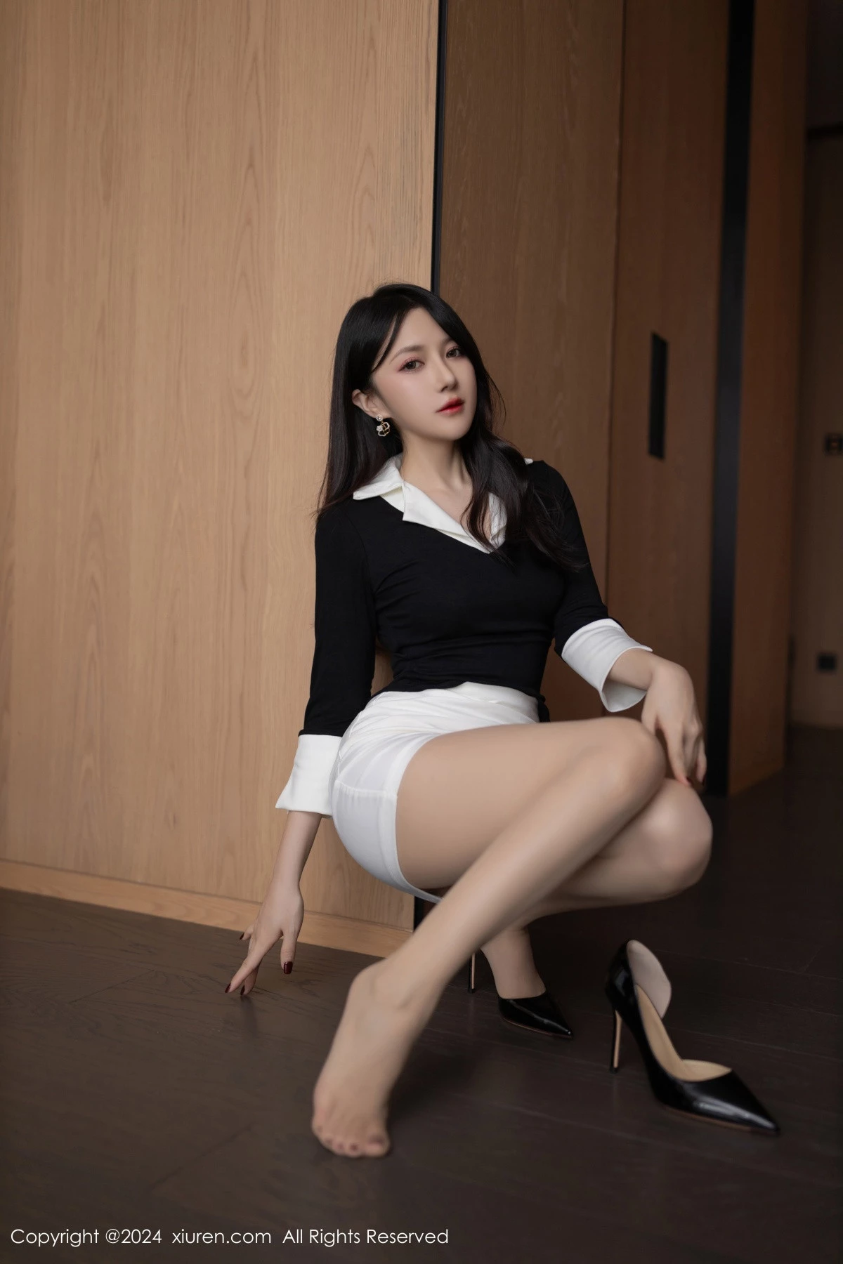 [[XiuRen秀人网]秀人网]No.9063_模特鱼子酱Fish性感白领OL服饰露肉色内衣秀曼妙身姿诱惑写真80P