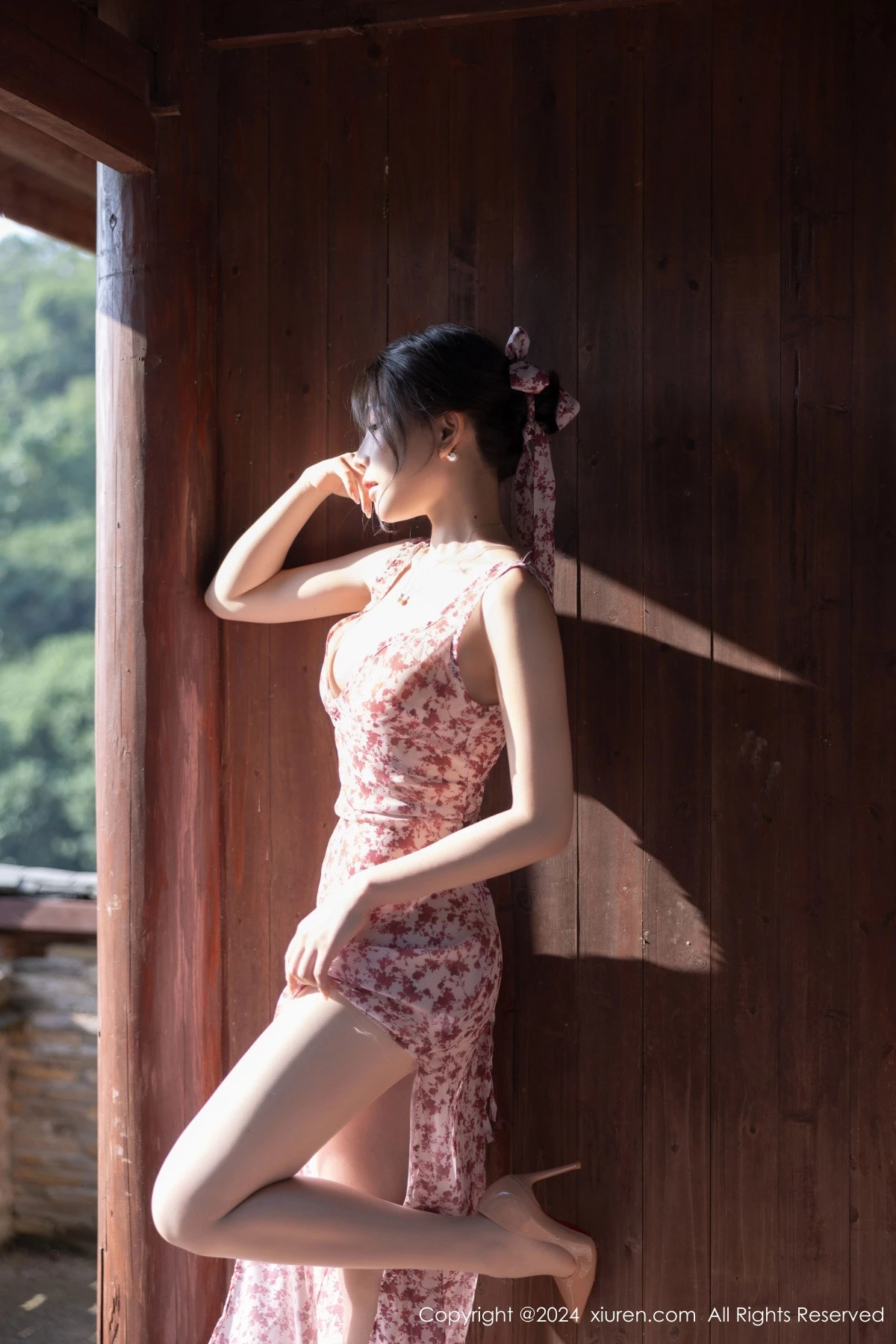 [[XiuRen秀人网]秀人网]No.9195_女神徐莉芝Booty性感碎花连衣裙+蓝色制服秀曼妙身姿诱惑写真100P