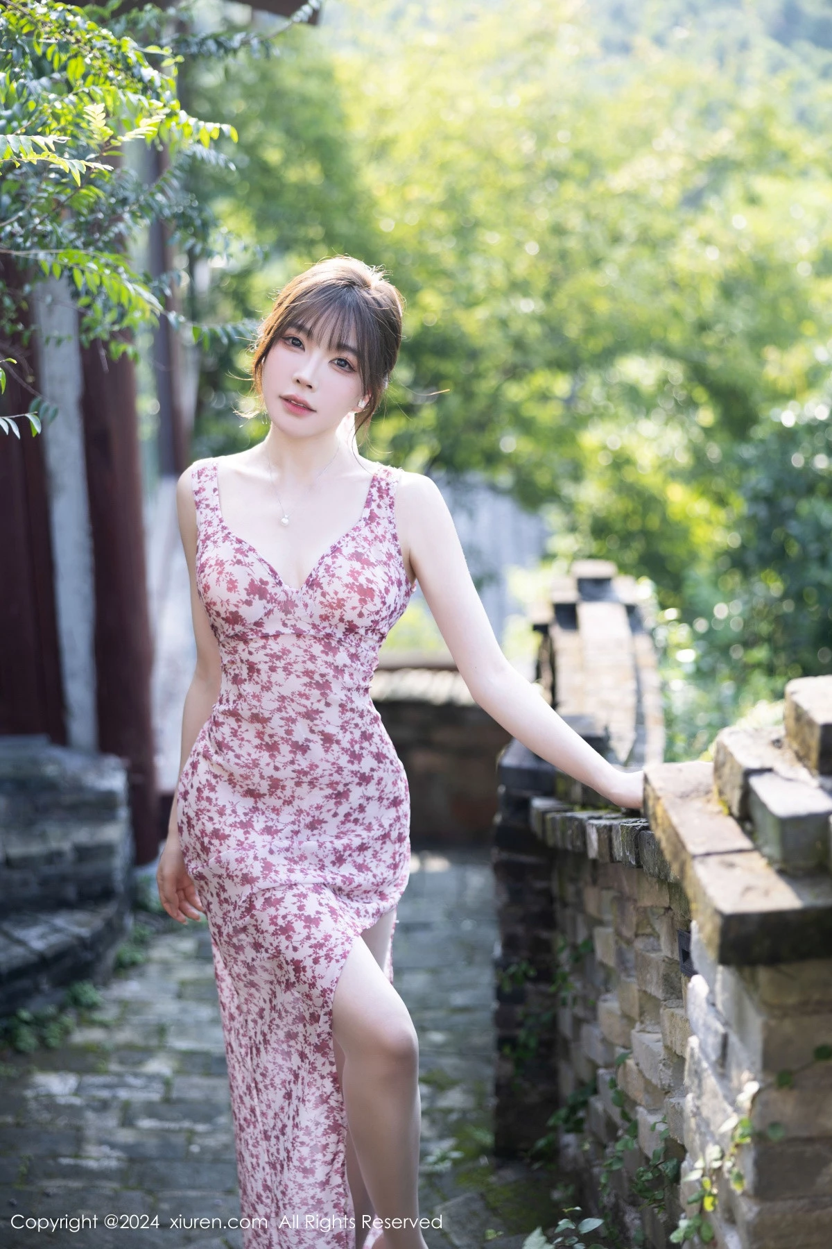 [[XiuRen秀人网]秀人网]No.9195_女神徐莉芝Booty性感碎花连衣裙+蓝色制服秀曼妙身姿诱惑写真100P