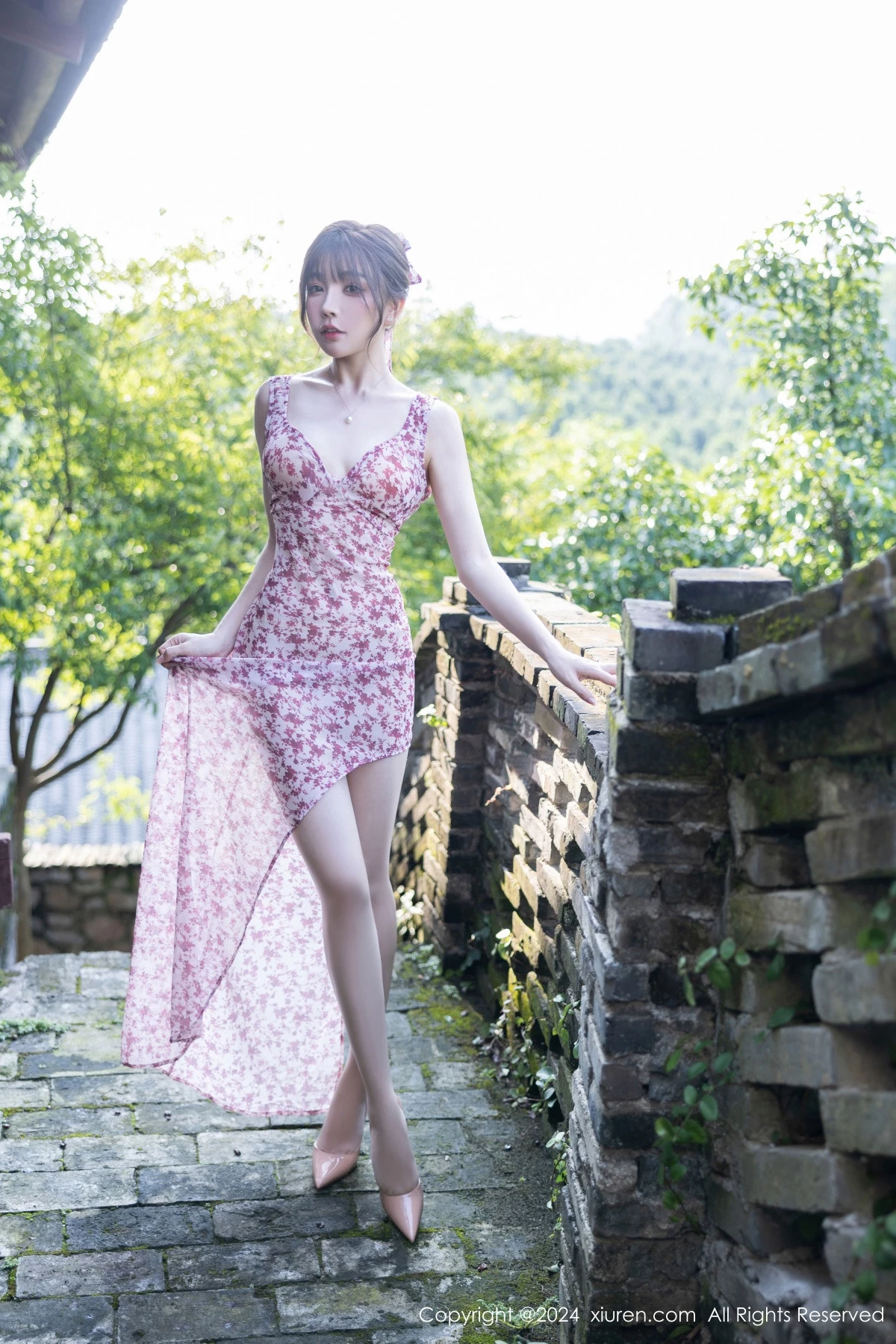 [[XiuRen秀人网]秀人网]No.9195_女神徐莉芝Booty性感碎花连衣裙+蓝色制服秀曼妙身姿诱惑写真100P