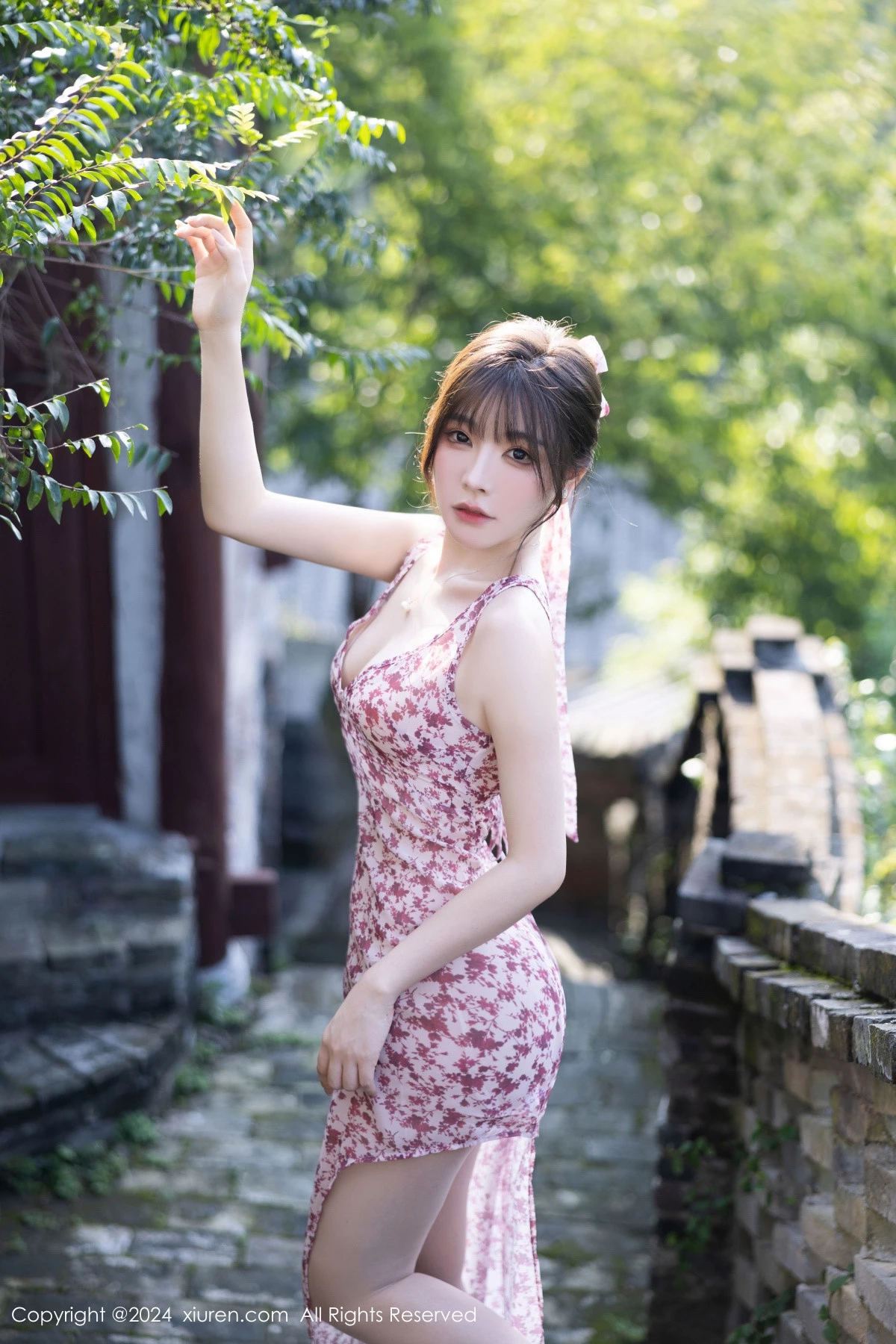 [[XiuRen秀人网]秀人网]No.9195_女神徐莉芝Booty性感碎花连衣裙+蓝色制服秀曼妙身姿诱惑写真100P