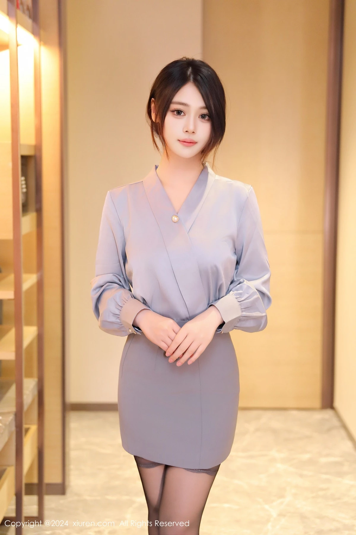 [[XiuRen秀人网]秀人网]No.9202_模特蛋蛋宝性感灰色OL服饰配灰丝吊袜秀丰腴身材完美诱惑写真62P