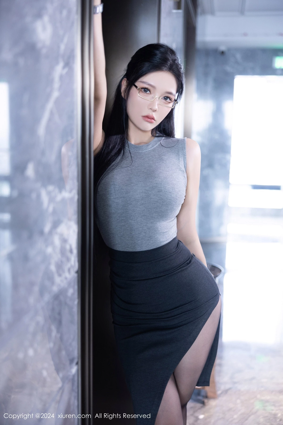 [[XiuRen秀人网]秀人网]No.9203_模特娜比性感灰上衣配黑短裙露黑色情趣内衣秀凹凸身材诱惑写真80P