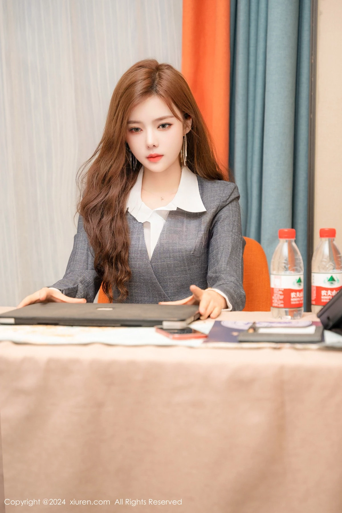 [[XiuRen秀人网]秀人网]No.9201_模特拍黄瓜girl性感灰色OL服露肉色内衣秀曼妙身姿迷人诱惑写真79P