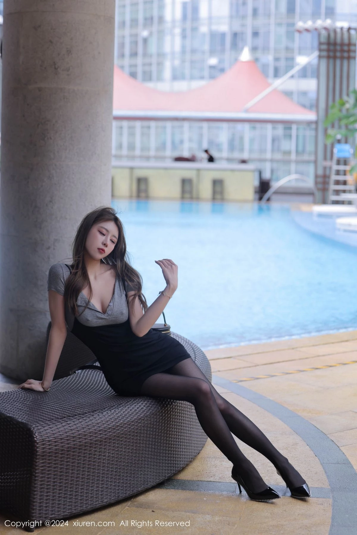[[XiuRen秀人网]秀人网]No.9213_模特Zoe柚柚性感黑灰色连衣短裙配黑丝裤袜秀凹凸身材诱惑写真82P