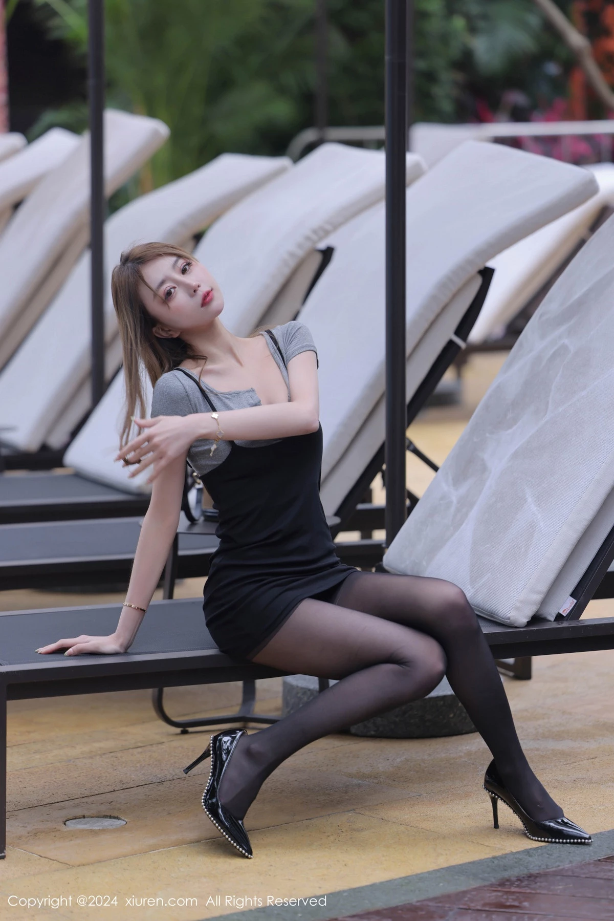 [[XiuRen秀人网]秀人网]No.9213_模特Zoe柚柚性感黑灰色连衣短裙配黑丝裤袜秀凹凸身材诱惑写真82P