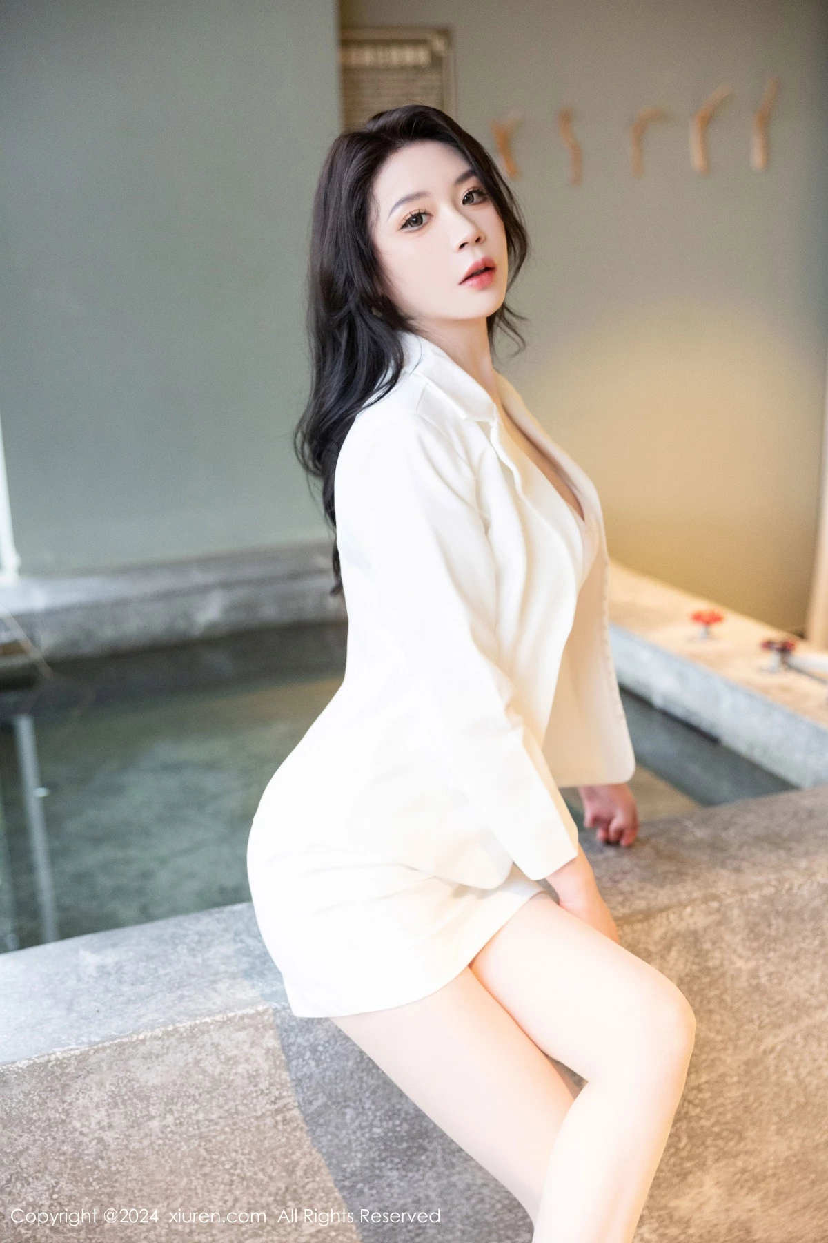 [[XiuRen秀人网]秀人网]No.9222_模特梦心玥白色OL服饰露白色内衣配白丝袜秀曼妙身姿诱惑写真80P