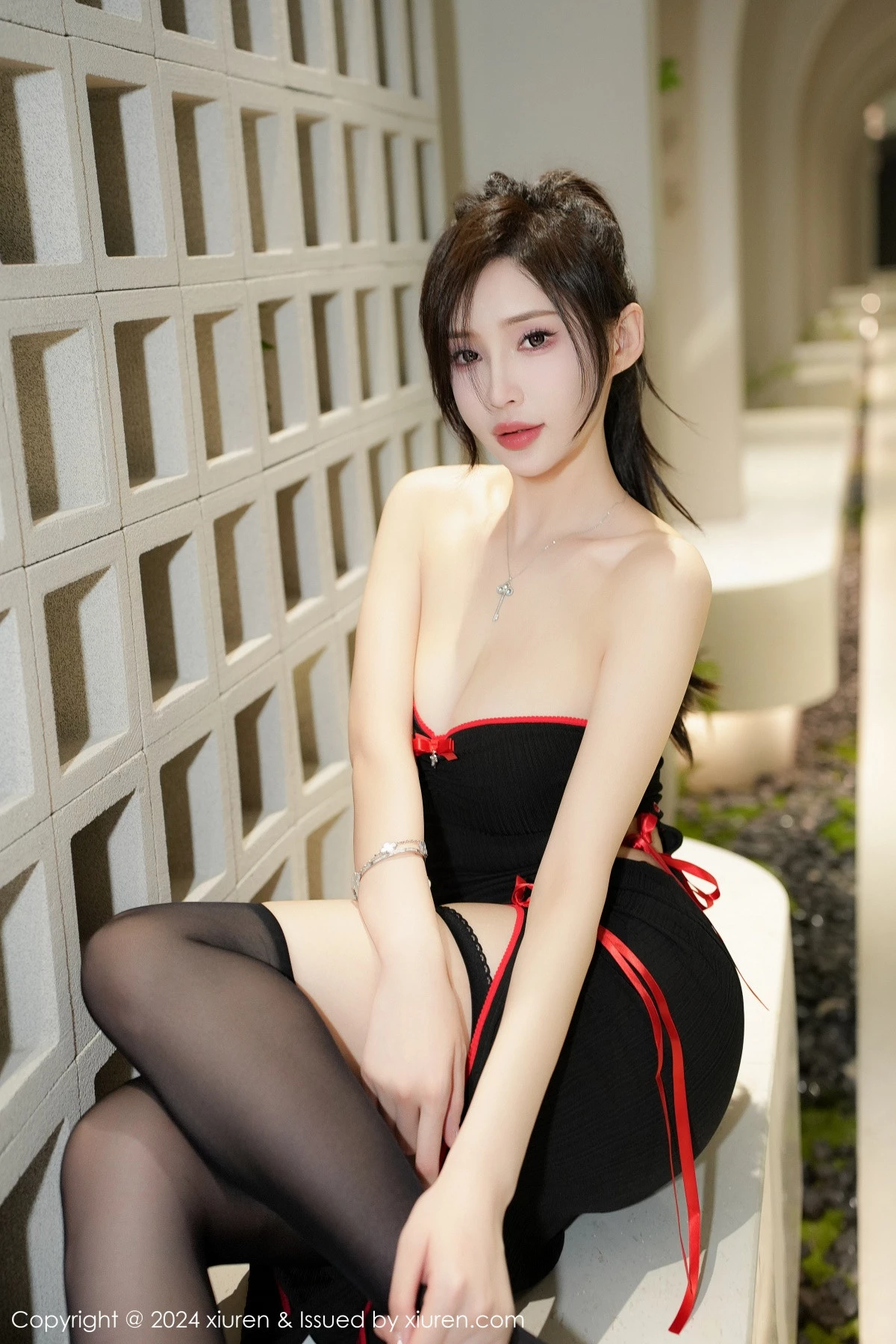 [[XiuRen秀人网]秀人网]No.9220_女神Carol周妍希X性感黑色Coplay服饰配黑丝吊袜秀美腿诱惑写真59P