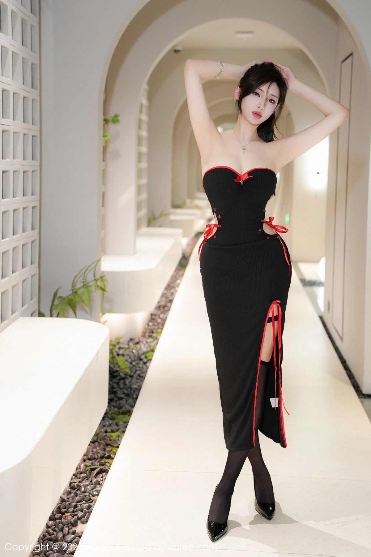 [[XiuRen秀人网]秀人网]No.9220_女神Carol周妍希X性感黑色Coplay服饰配黑丝吊袜秀美腿诱惑写真59P