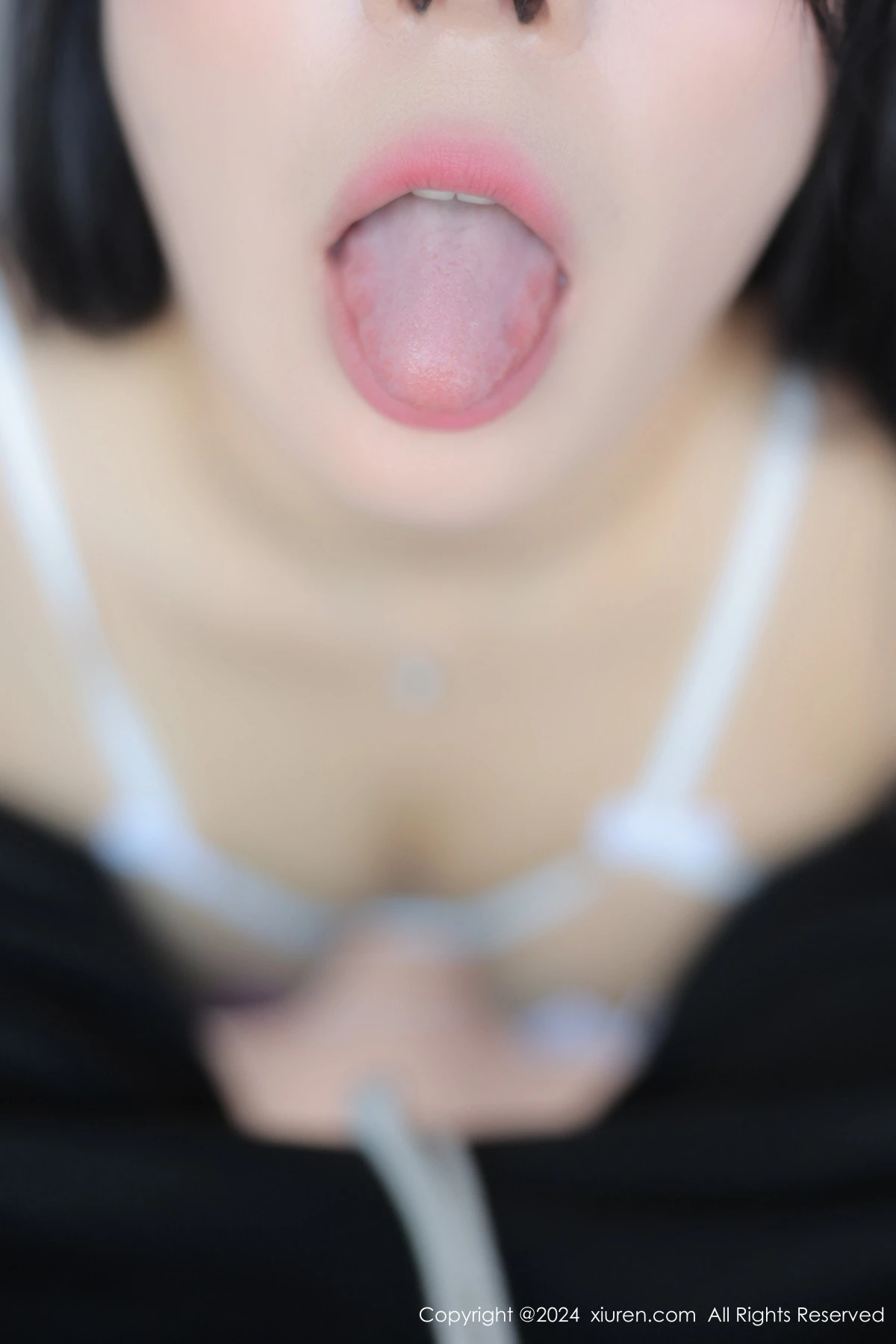 [[XiuRen秀人网]秀人网]No.9221_模特麦田性感白色情趣服饰配白丝吊袜秀丰满身材撩人诱惑写真80P