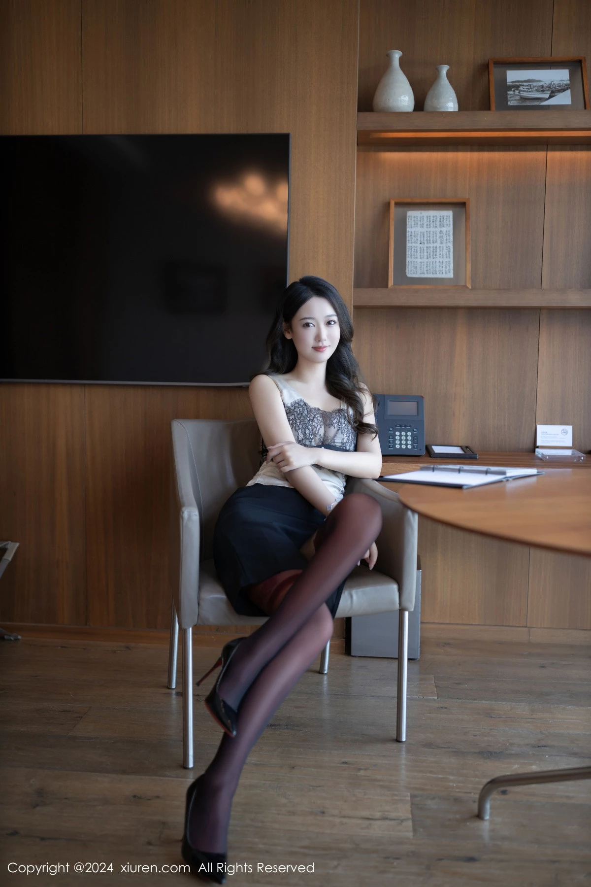 [[XiuRen秀人网]秀人网]No.9231_模特唐安琪性感黑色短裙露双层红黑丝袜秀曼妙身姿撩人诱惑写真84P