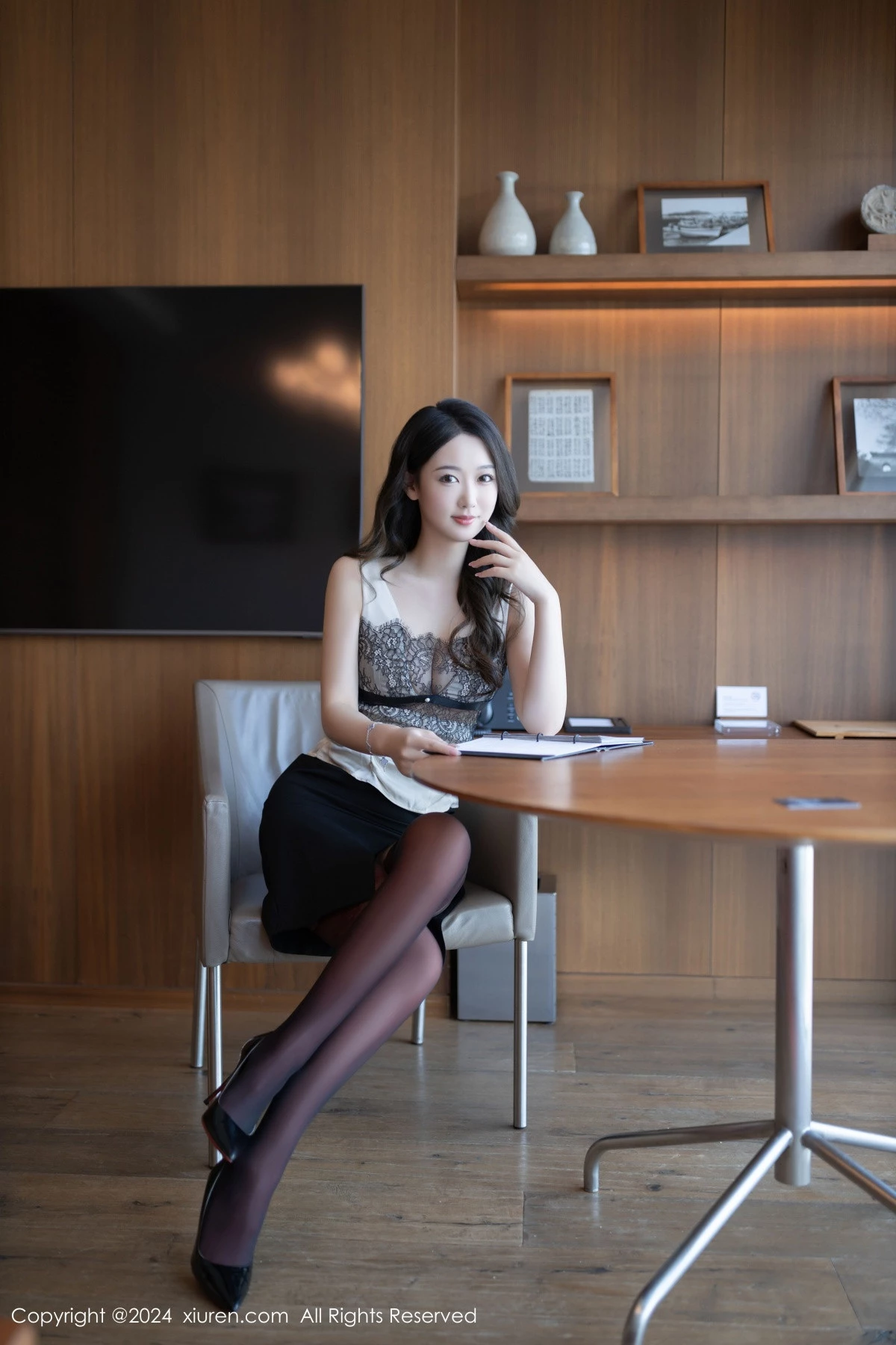 [[XiuRen秀人网]秀人网]No.9231_模特唐安琪性感黑色短裙露双层红黑丝袜秀曼妙身姿撩人诱惑写真84P