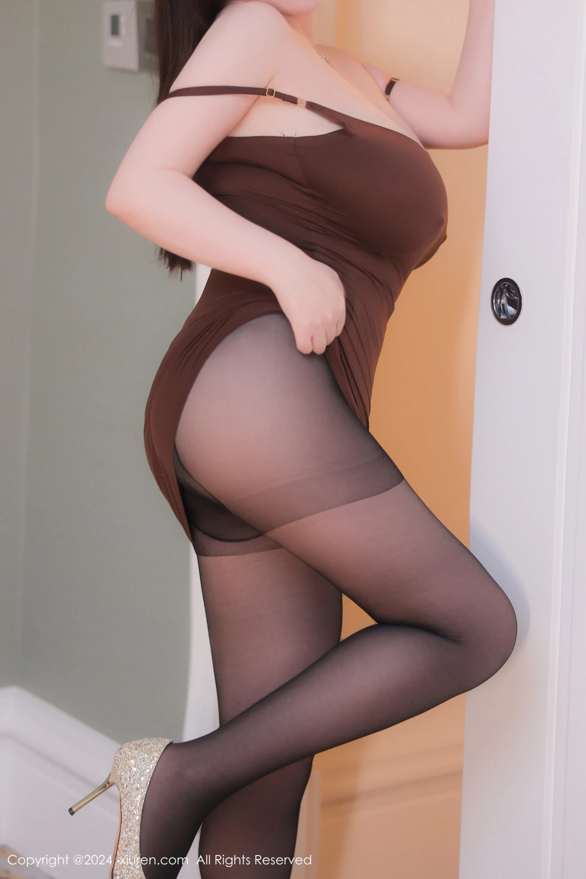 [[XiuRen秀人网]秀人网]No.9226_模特戴允祺性感棕色紧身衣配超薄黑丝秀巨乳肥臀惹火诱惑写真95P