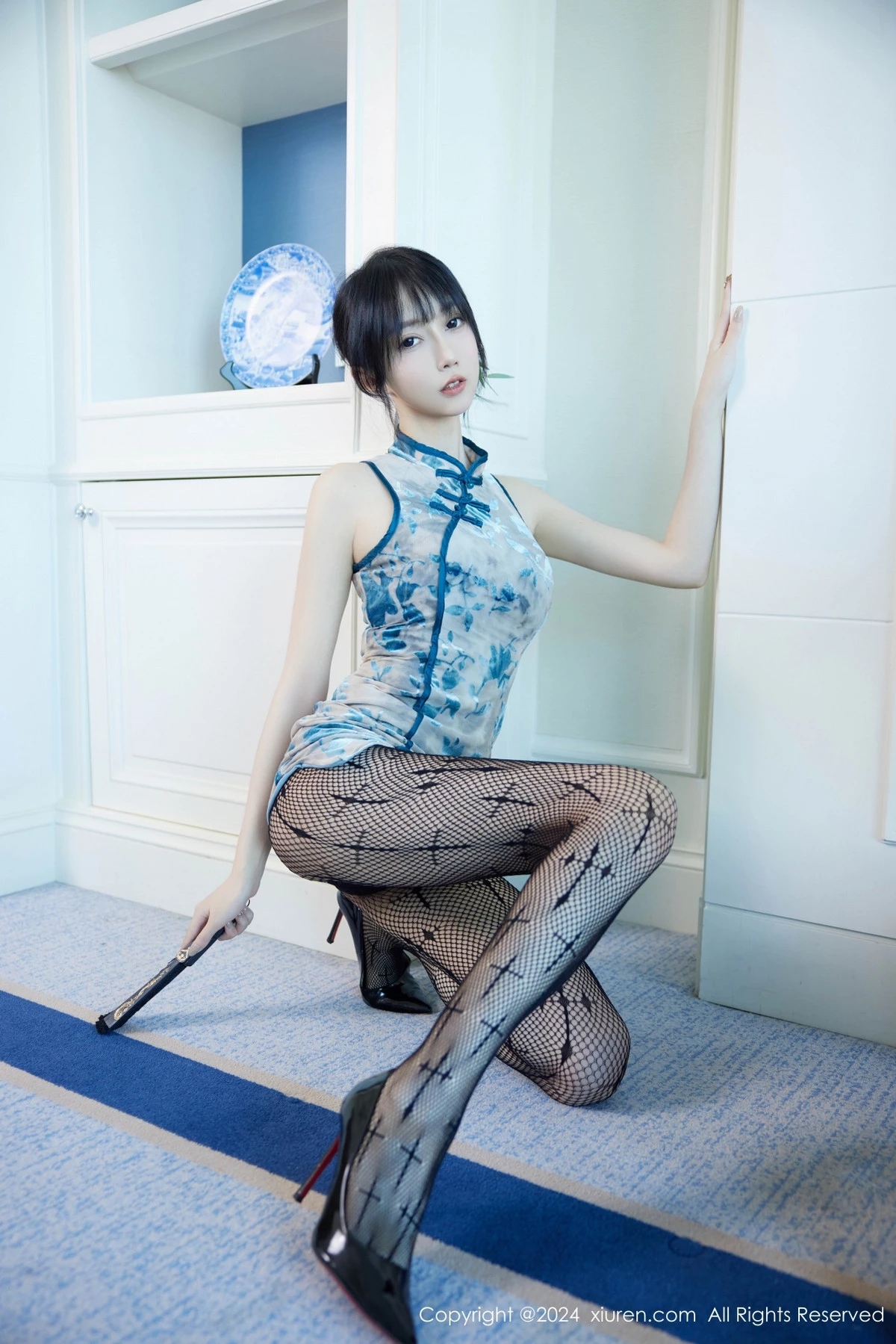 [[XiuRen秀人网]秀人网]No.9236_模特玥儿玥er性感浅蓝旗袍露黑色内衣配黑丝网袜秀美腿诱惑写真74P