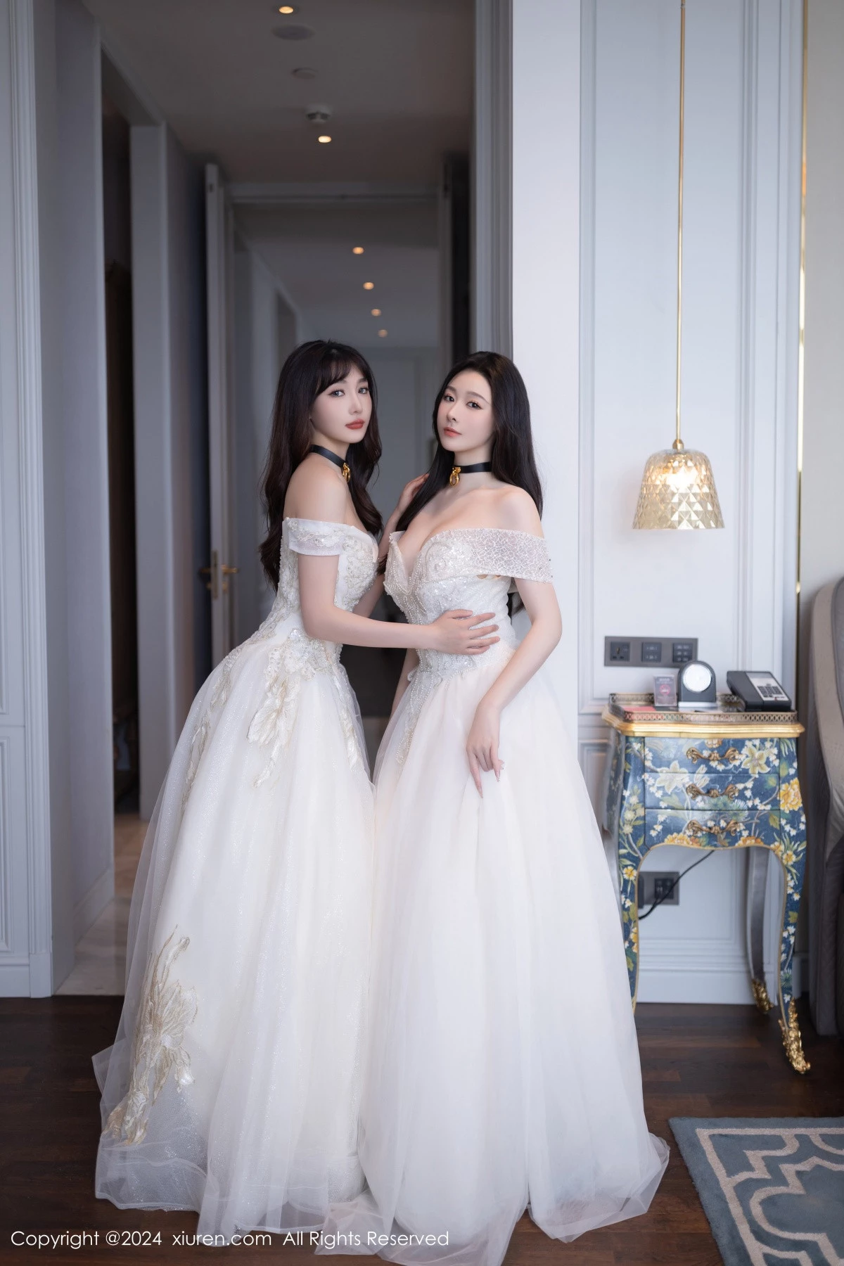 [[XiuRen秀人网]秀人网]No.9240_模特合集女神小逗逗＆陆萱萱性感白色内衣秀完美身材诱惑写真80P