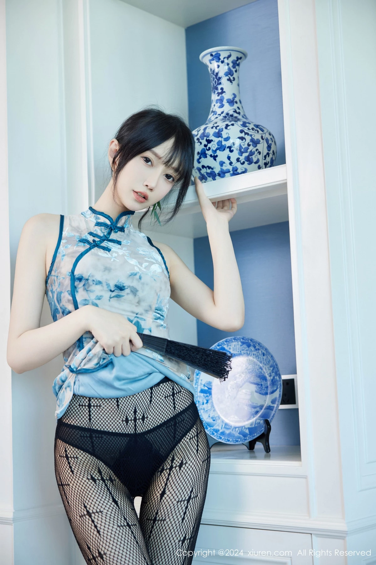 [[XiuRen秀人网]秀人网]No.9236_模特玥儿玥er性感浅蓝旗袍露黑色内衣配黑丝网袜秀美腿诱惑写真74P