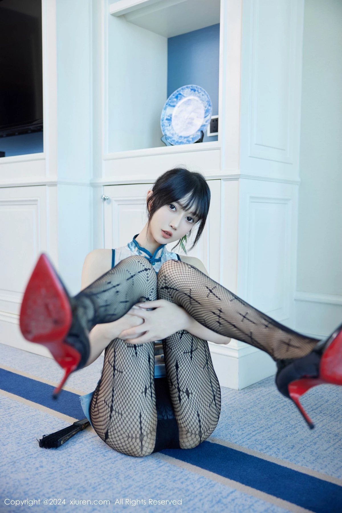 [[XiuRen秀人网]秀人网]No.9236_模特玥儿玥er性感浅蓝旗袍露黑色内衣配黑丝网袜秀美腿诱惑写真74P