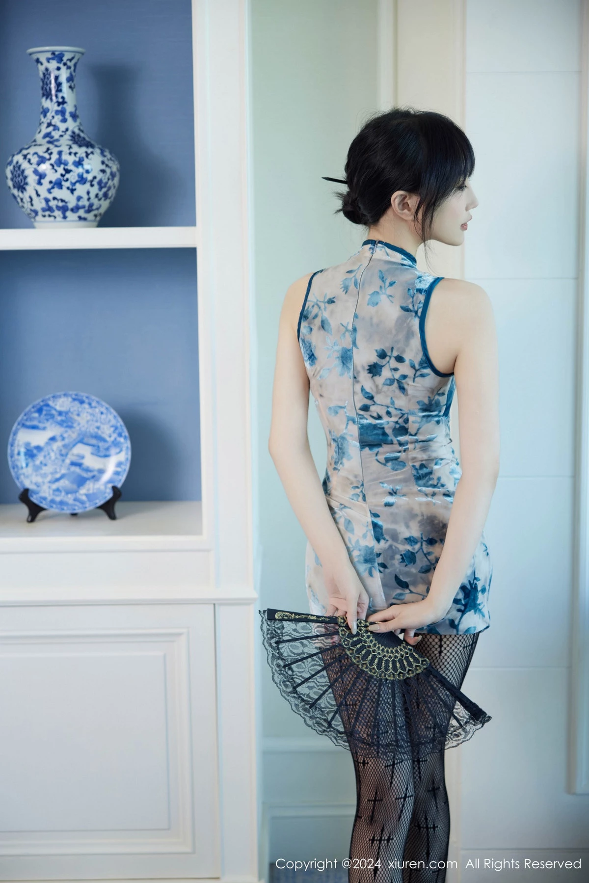 [[XiuRen秀人网]秀人网]No.9236_模特玥儿玥er性感浅蓝旗袍露黑色内衣配黑丝网袜秀美腿诱惑写真74P