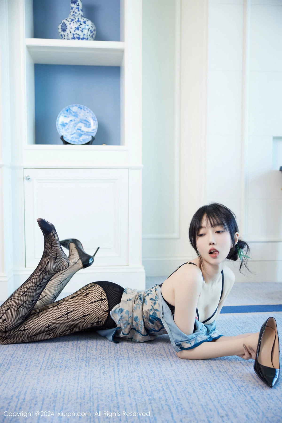 [[XiuRen秀人网]秀人网]No.9236_模特玥儿玥er性感浅蓝旗袍露黑色内衣配黑丝网袜秀美腿诱惑写真74P