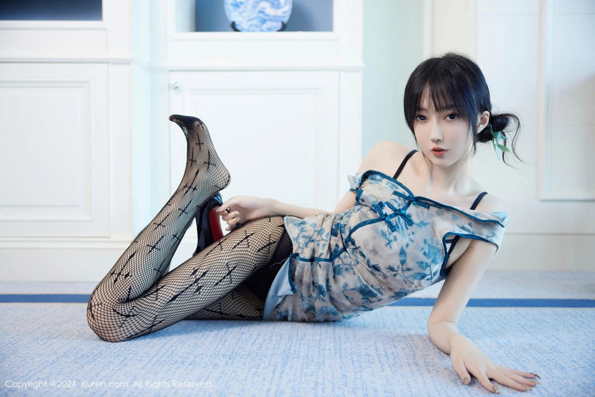 [[XiuRen秀人网]秀人网]No.9236_模特玥儿玥er性感浅蓝旗袍露黑色内衣配黑丝网袜秀美腿诱惑写真74P