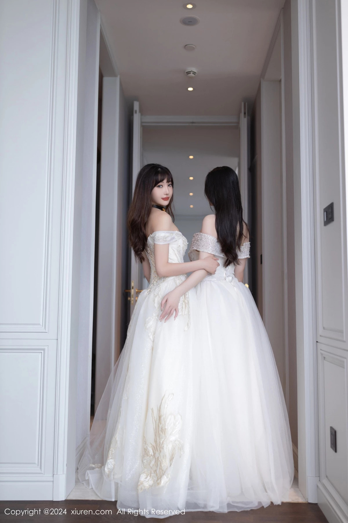 [[XiuRen秀人网]秀人网]No.9240_模特合集女神小逗逗＆陆萱萱性感白色内衣秀完美身材诱惑写真80P