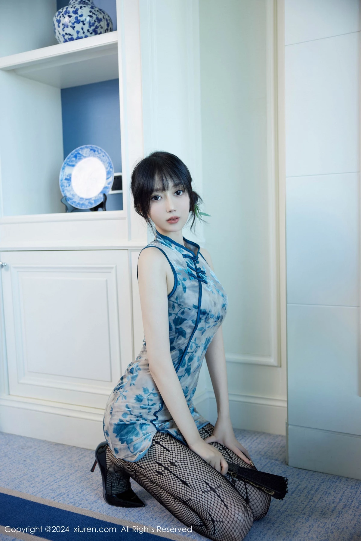 [[XiuRen秀人网]秀人网]No.9236_模特玥儿玥er性感浅蓝旗袍露黑色内衣配黑丝网袜秀美腿诱惑写真74P