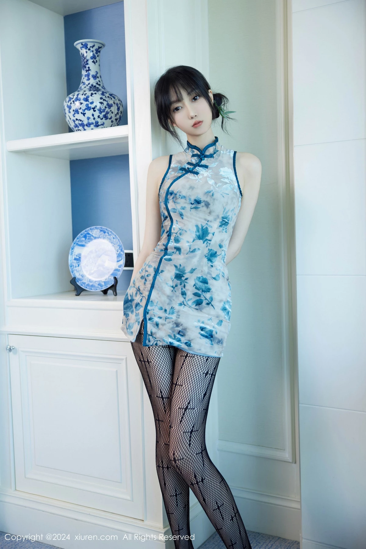 [[XiuRen秀人网]秀人网]No.9236_模特玥儿玥er性感浅蓝旗袍露黑色内衣配黑丝网袜秀美腿诱惑写真74P