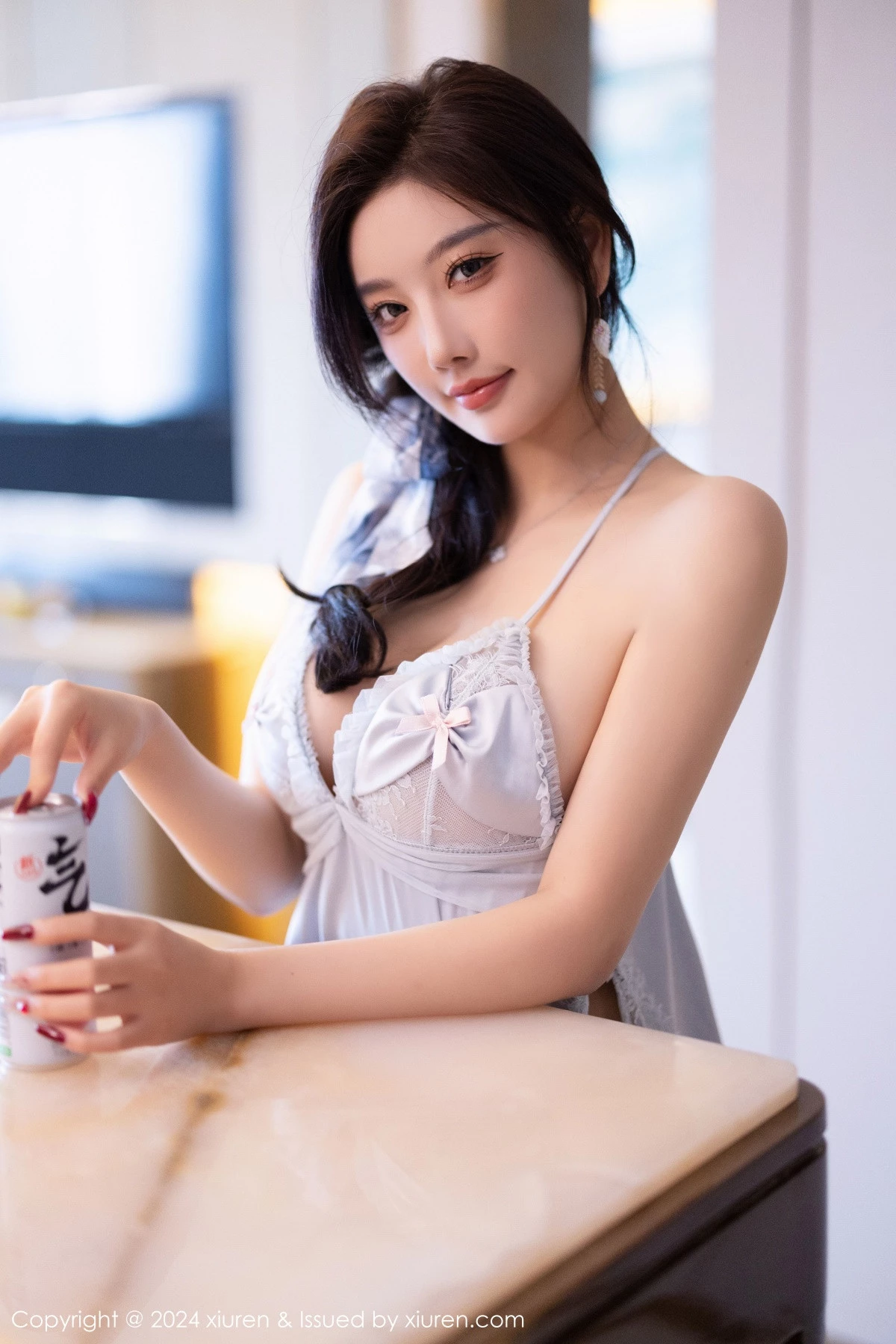 [[XiuRen秀人网]秀人网]No.9249_女神杨晨晨Yome性感浅色吊带睡裙配白丝袜秀丰腴身材诱惑写真81P