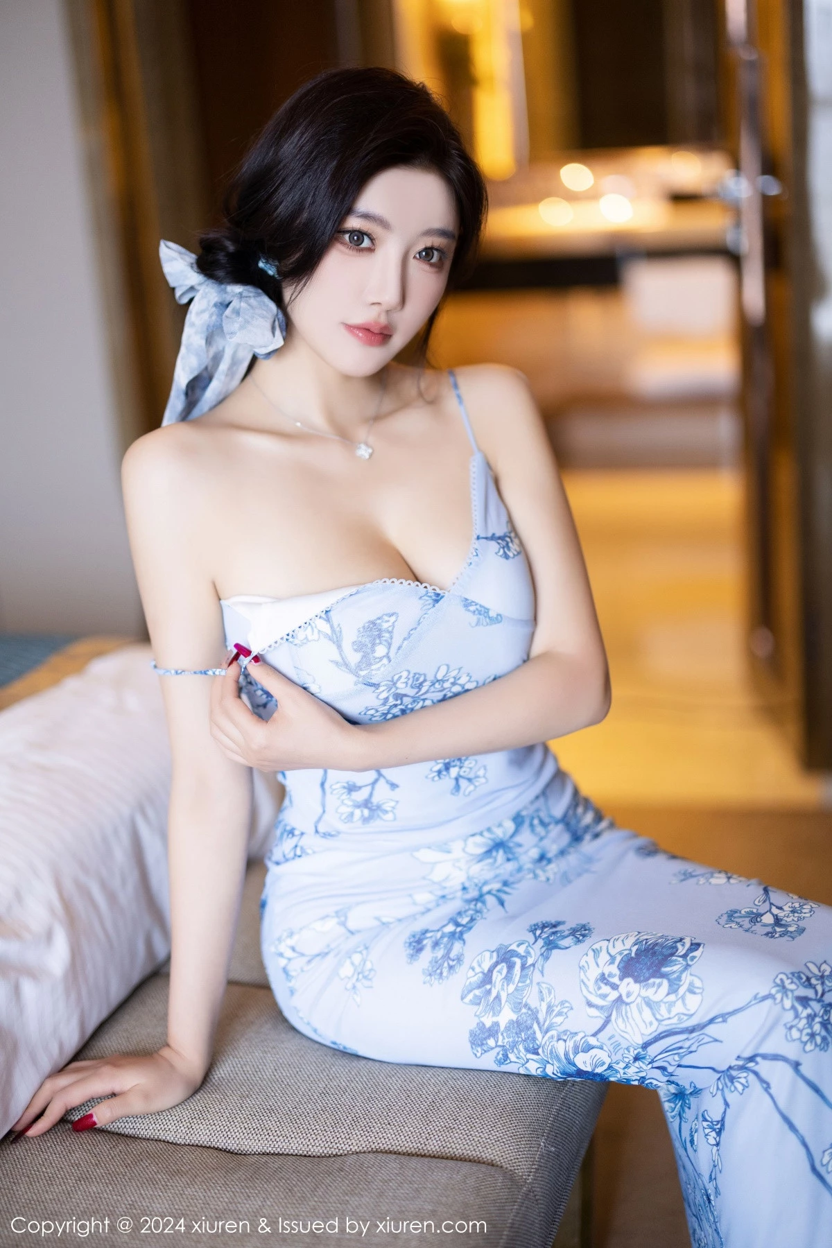 [[XiuRen秀人网]秀人网]No.9249_女神杨晨晨Yome性感浅色吊带睡裙配白丝袜秀丰腴身材诱惑写真81P