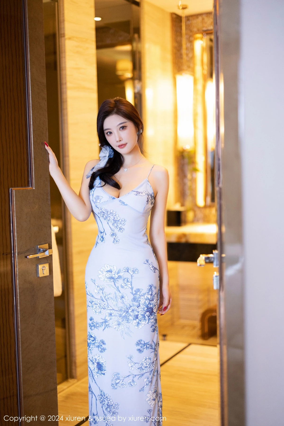 [[XiuRen秀人网]秀人网]No.9249_女神杨晨晨Yome性感浅色吊带睡裙配白丝袜秀丰腴身材诱惑写真81P