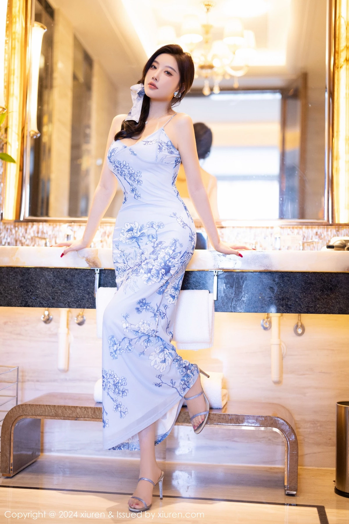 [[XiuRen秀人网]秀人网]No.9249_女神杨晨晨Yome性感浅色吊带睡裙配白丝袜秀丰腴身材诱惑写真81P